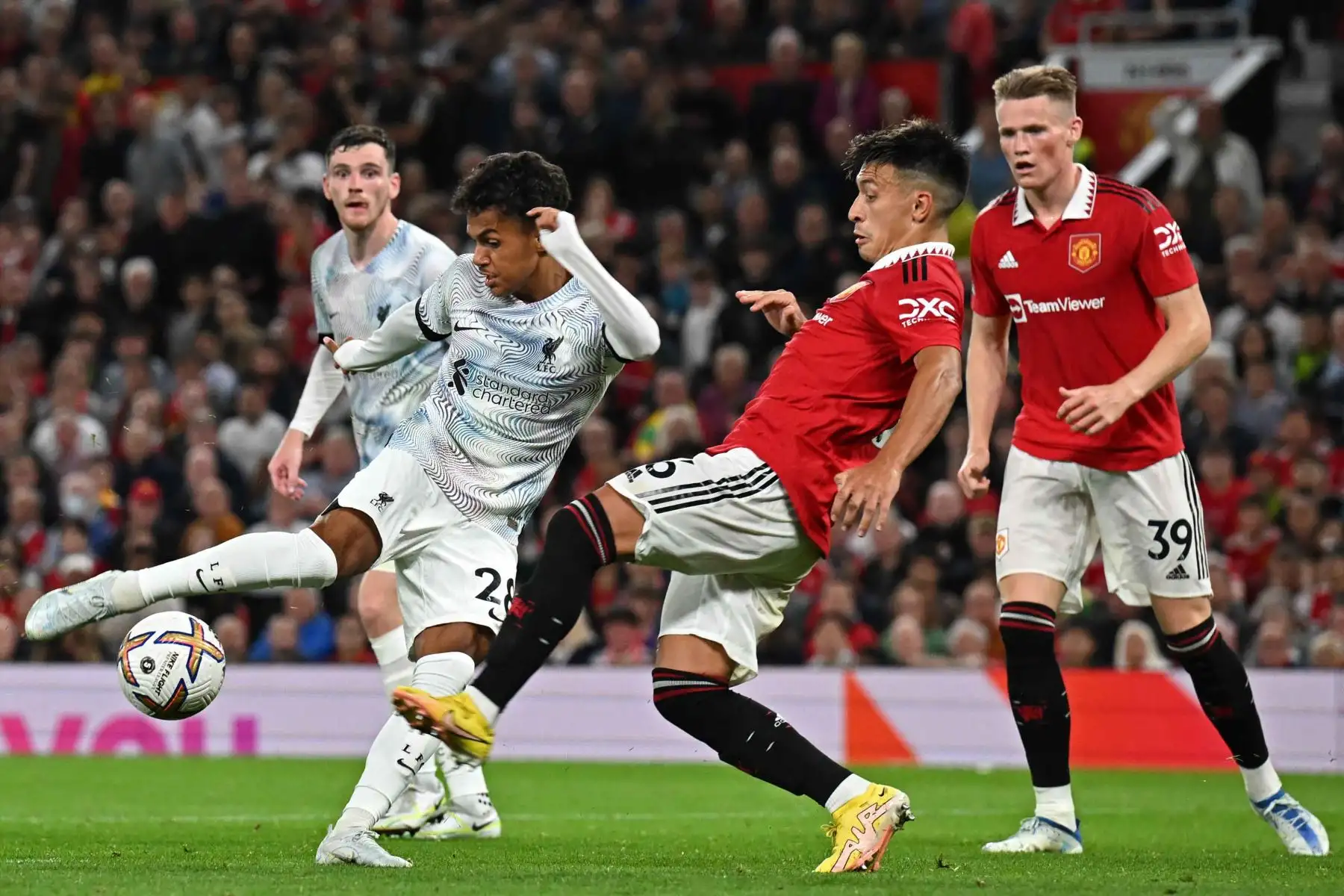 El mediocampista portugués del Liverpool, Fabio Carvalho, compite con el defensor argentino del Manchester United, Lisandro Martínez, durante el partido de fútbol de la Premier League inglesa entre el Manchester United y el Liverpool en Old Trafford en Manchester. Foto: AFP