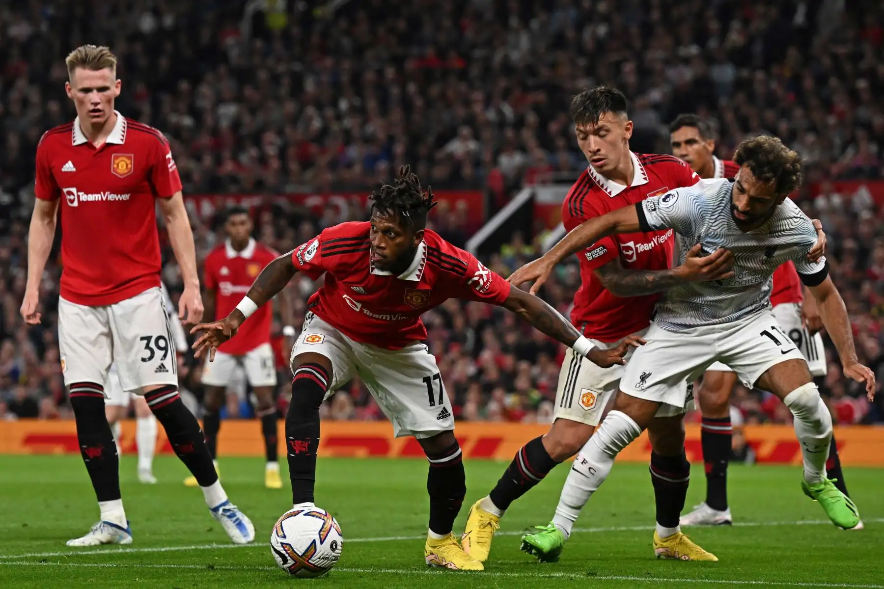 El mediocampista brasileño del Manchester United Fred, busca jugar un pase durante el partido de fútbol de la Premier League inglesa entre el Manchester United y el Liverpool en Old Trafford en Manchester. Foto: AFP