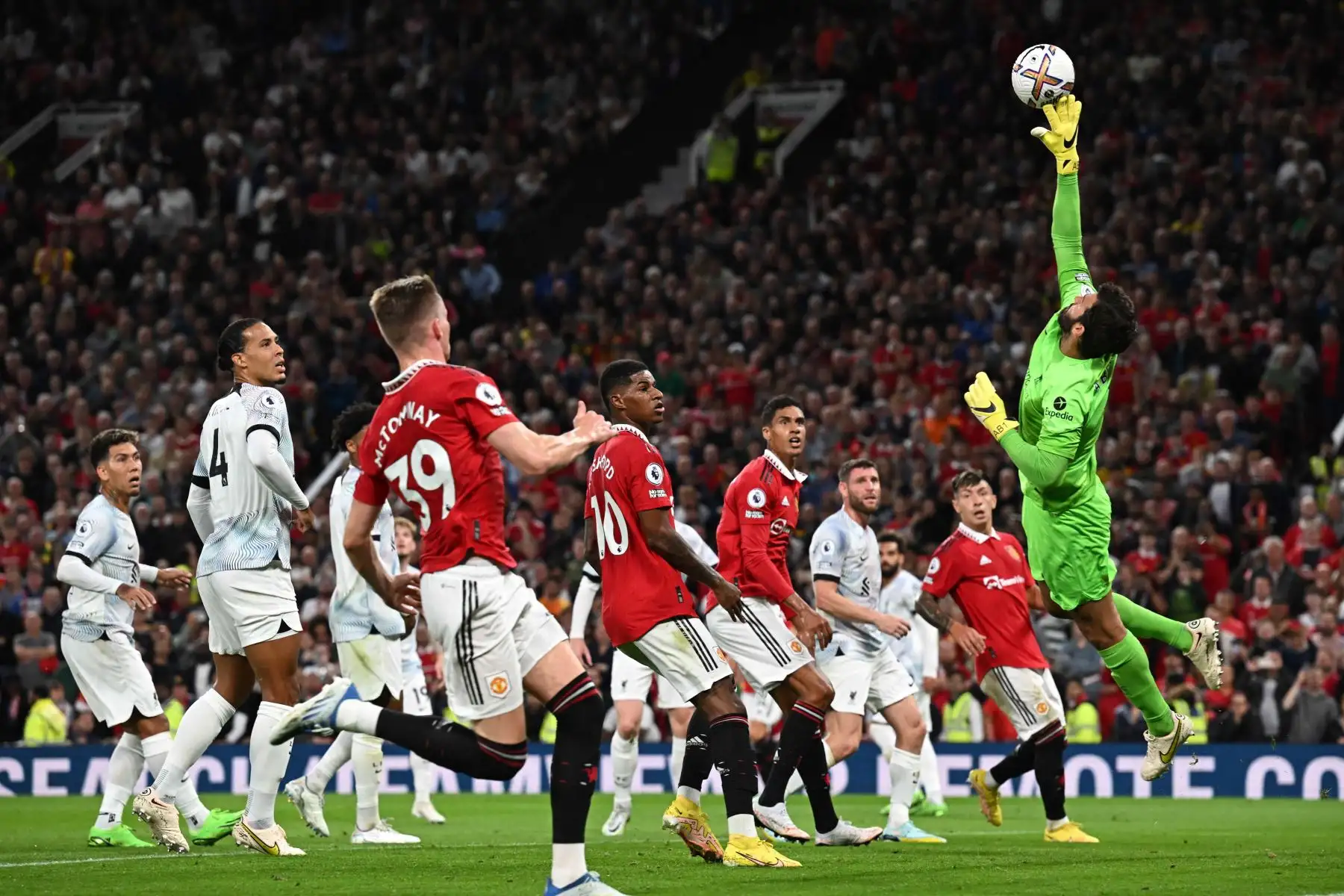 El portero brasileño del Liverpool, Alisson Becker, hace una atajada durante el partido de fútbol de la Premier League inglesa entre el Manchester United y el Liverpool en Old Trafford en Manchester. Foto: AFP