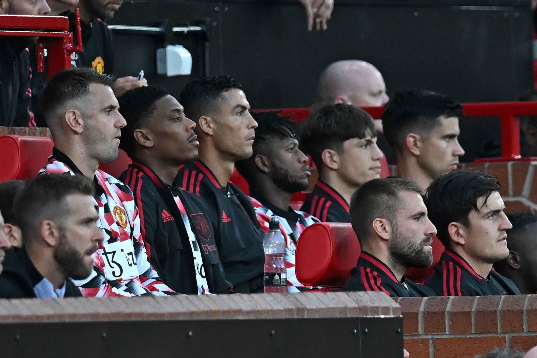 El delantero portugués del Manchester United, Cristiano Ronaldo  y el defensor inglés del Manchester United, Harry Maguire, ocupan sus lugares en el banquillo durante el partido de fútbol de la Premier League inglesa entre el Manchester United y el Liverpool. Foto: AFP