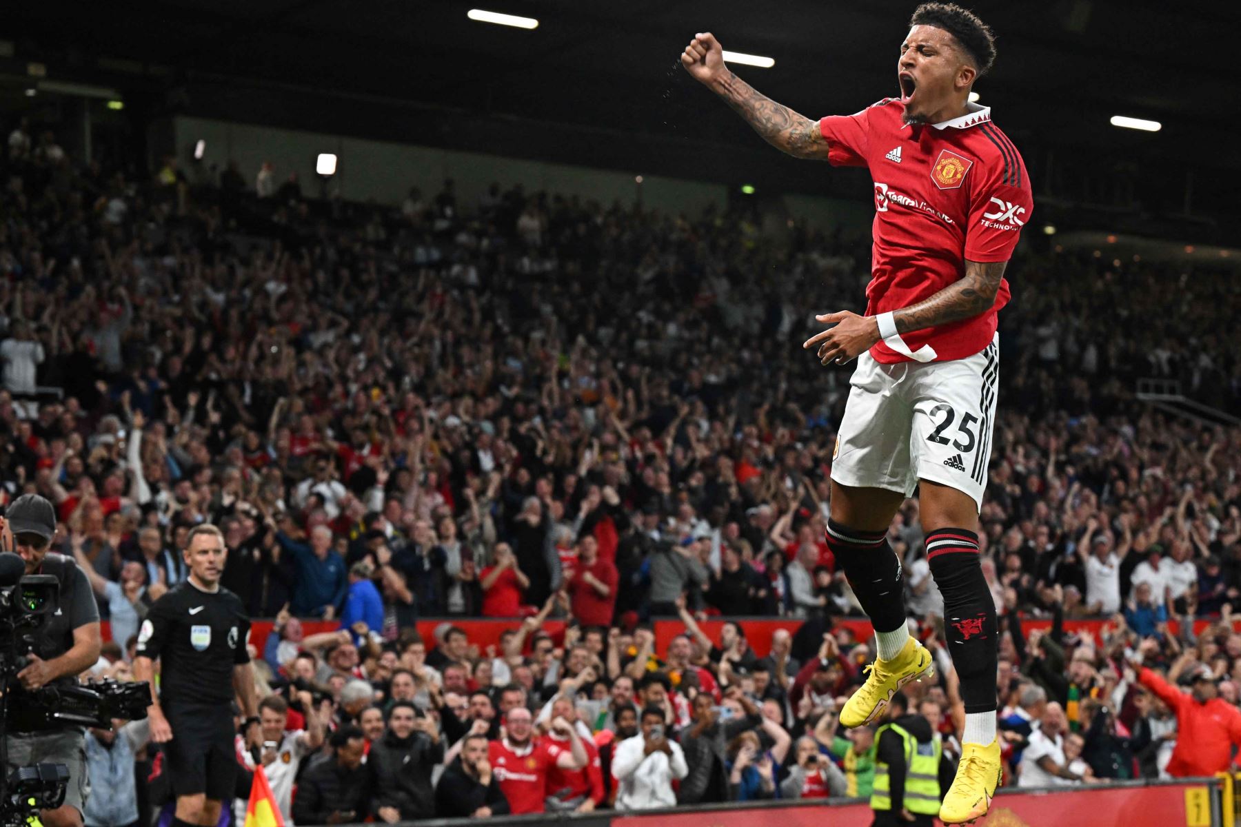 El delantero inglés del Manchester United, Jadon Sancho, celebra después de marcar el gol de apertura durante el partido de fútbol de la Premier League inglesa entre el Manchester United y el Liverpool en Old Trafford en Manchester. Foto: AFP