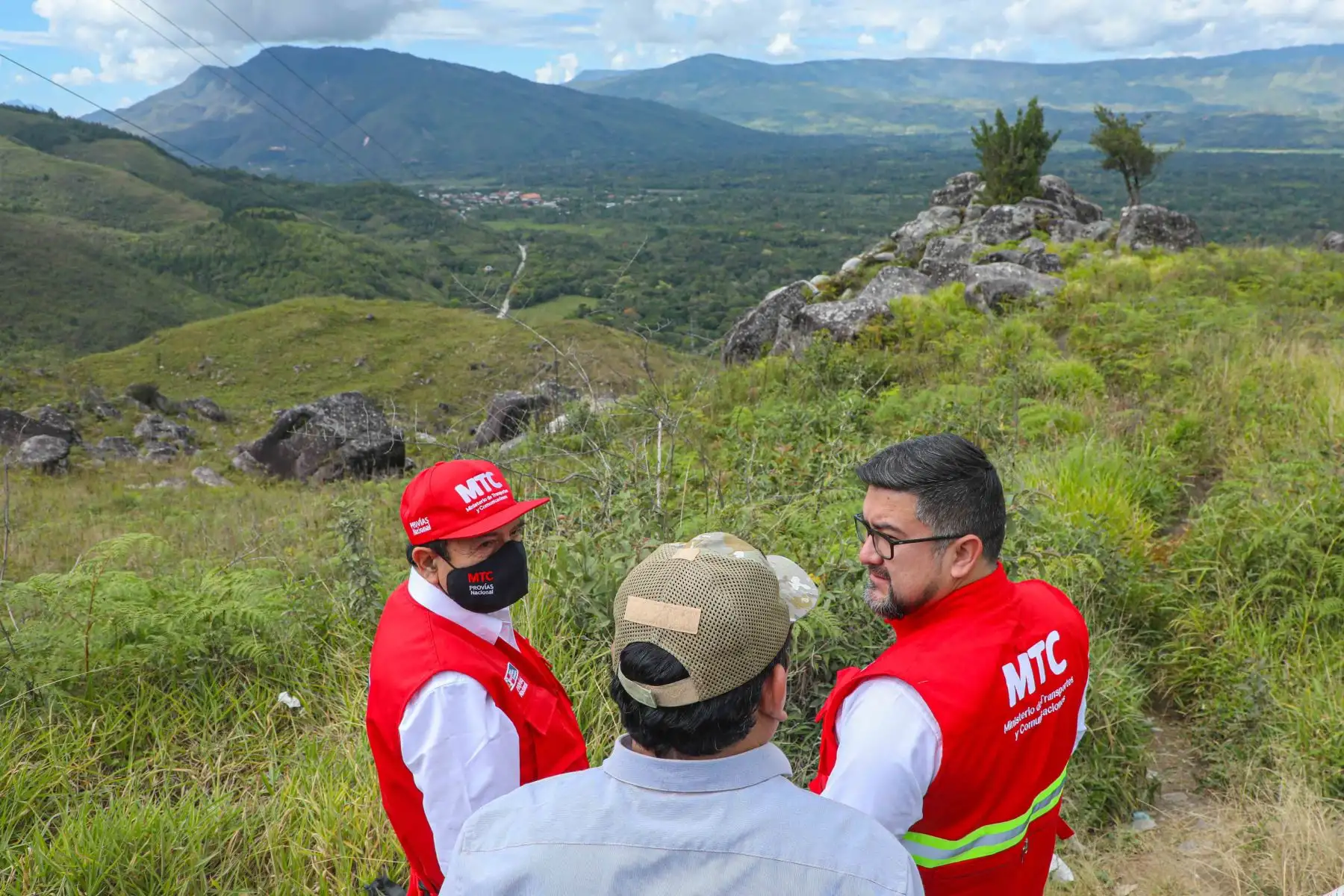 El ministro Geiner Alvarado, supervisó los trabajos de mantenimiento rutinario en la vía que une Chachapoyas y Rodríguez de Mendoza. Esta intervención en la carretera se ejecuta a través de Provías Nacional. Foto: MTC