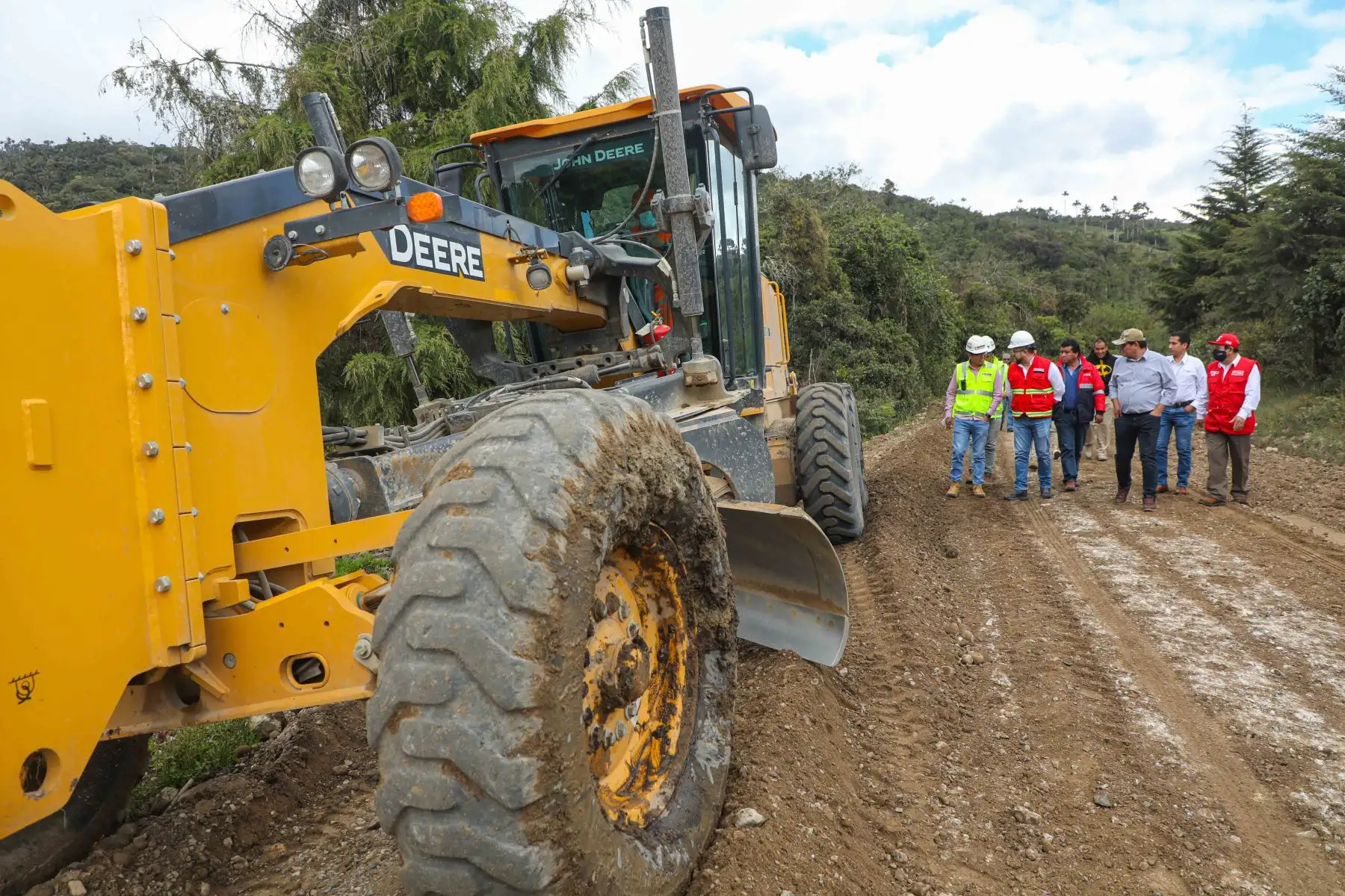 El ministro Geiner Alvarado, supervisó los trabajos de mantenimiento rutinario en la vía que une Chachapoyas y Rodríguez de Mendoza. Esta intervención en la carretera se ejecuta a través de Provías Nacional. Foto: MTC