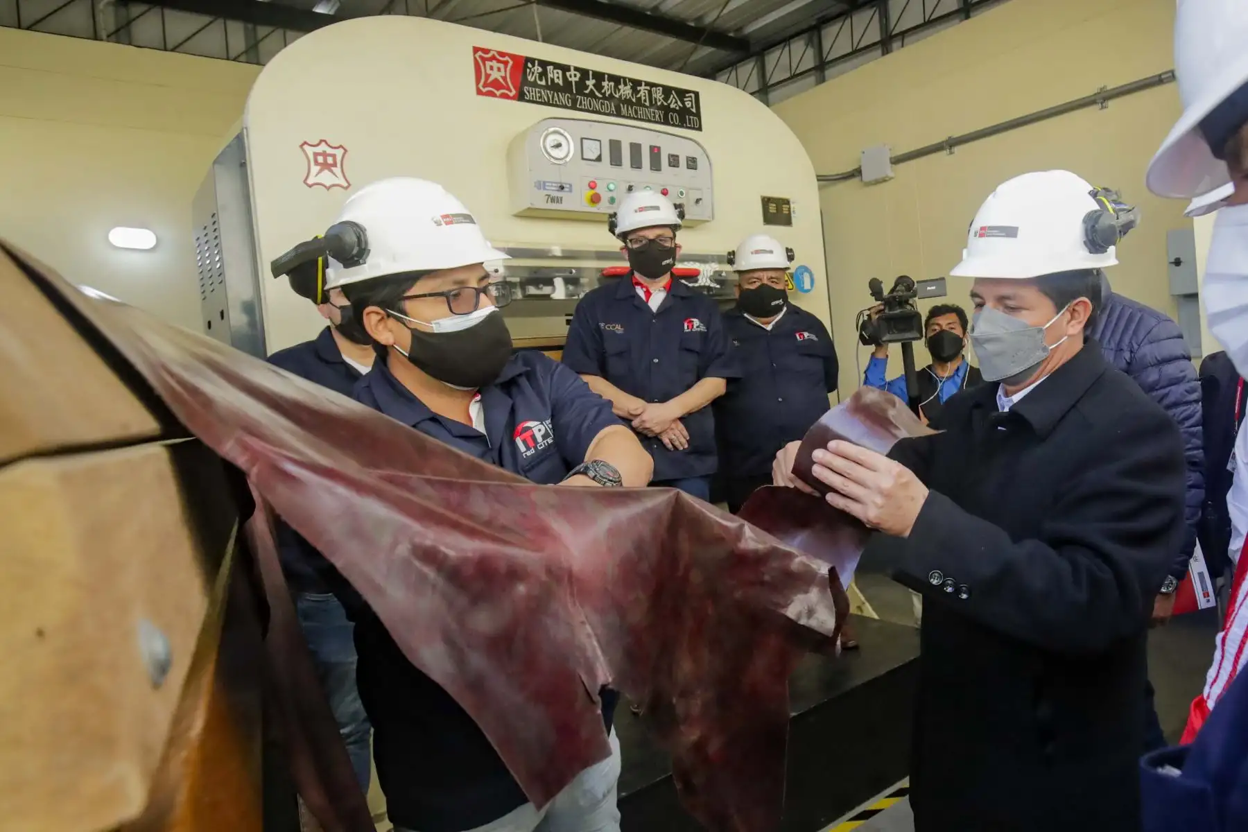 Presidente de la República, Pedro Castillo, inspecciona el Centro de Innovación Productiva y Transferencia Tecnológica de cuero y calzado de Trujillo (CITEccal Trujillo). Foto: ANDINA/ Prensa Presidencia Presidente de la República, Pedro Castillo, inspecciona el Centro de Innovación Productiva y Transferencia Tecnológica de cuero y calzado de Trujillo (CITEccal Trujillo). Foto: ANDINA/ Prensa Presidencia