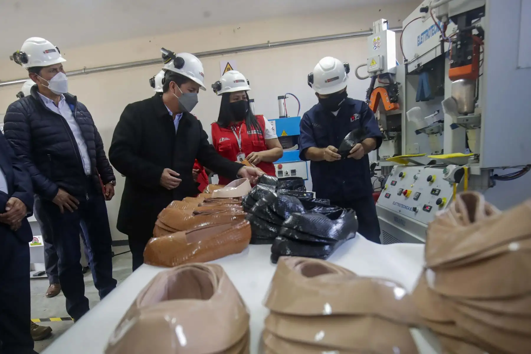 Presidente de la República, Pedro Castillo, inspecciona el Centro de Innovación Productiva y Transferencia Tecnológica de cuero y calzado de Trujillo (CITEccal Trujillo). Foto: ANDINA/ Prensa Presidencia Presidente de la República, Pedro Castillo, inspecciona el Centro de Innovación Productiva y Transferencia Tecnológica de cuero y calzado de Trujillo (CITEccal Trujillo). Foto: ANDINA/ Prensa Presidencia