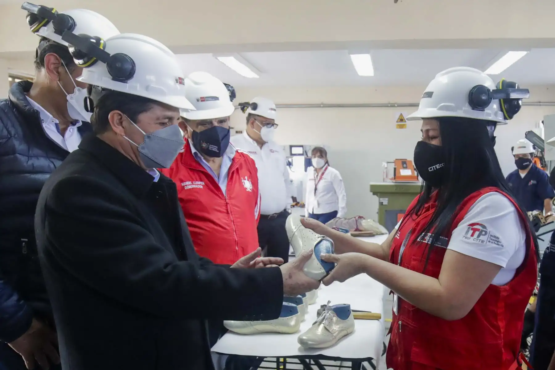 Presidente de la República, Pedro Castillo, inspecciona el Centro de Innovación Productiva y Transferencia Tecnológica de cuero y calzado de Trujillo (CITEccal Trujillo). Foto: ANDINA/ Prensa Presidencia Presidente de la República, Pedro Castillo, inspecciona el Centro de Innovación Productiva y Transferencia Tecnológica de cuero y calzado de Trujillo (CITEccal Trujillo). Foto: ANDINA/ Prensa Presidencia