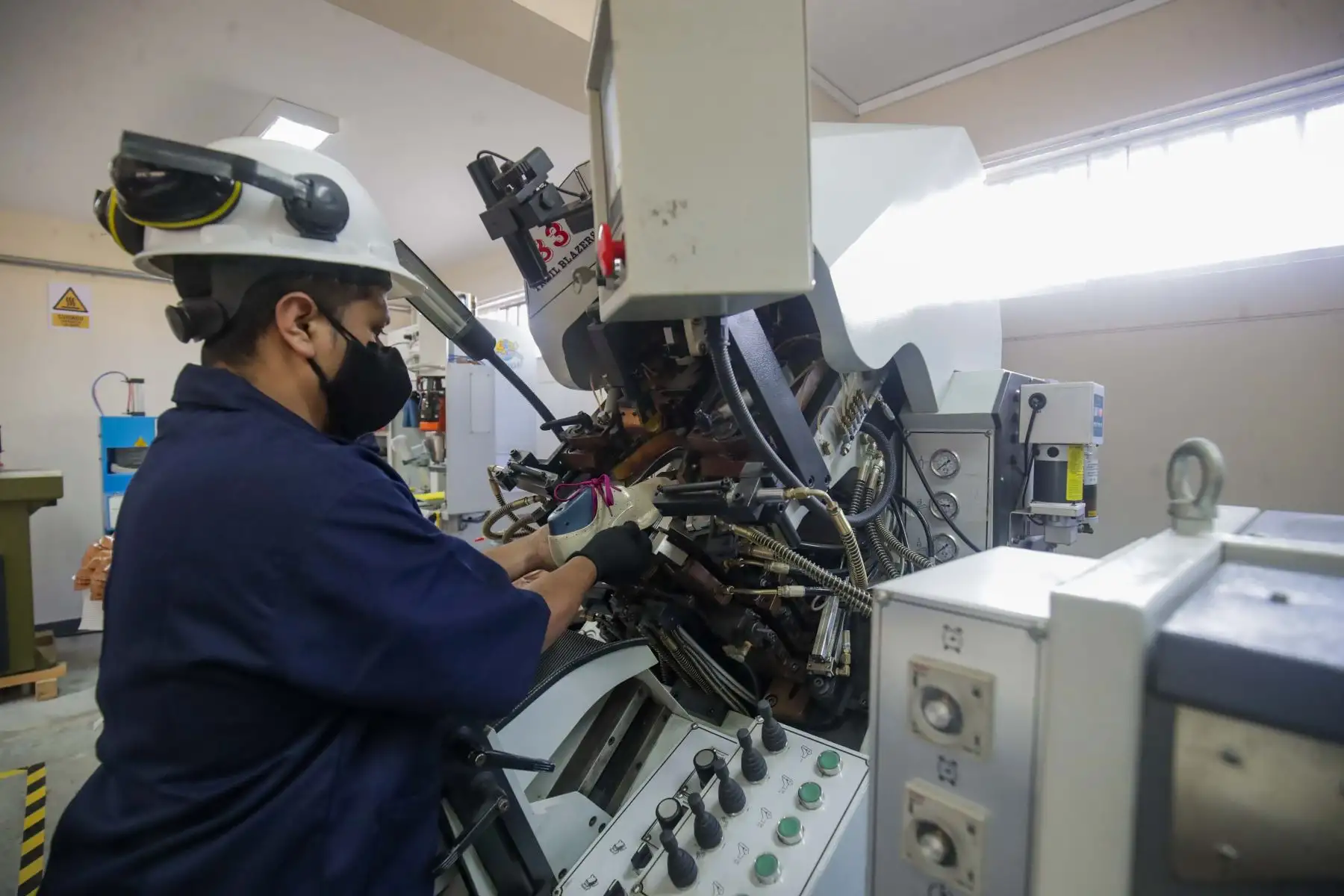 Presidente de la República, Pedro Castillo, inspecciona el Centro de Innovación Productiva y Transferencia Tecnológica de cuero y calzado de Trujillo (CITEccal Trujillo). Foto: ANDINA/ Prensa Presidencia Presidente de la República, Pedro Castillo, inspecciona el Centro de Innovación Productiva y Transferencia Tecnológica de cuero y calzado de Trujillo (CITEccal Trujillo). Foto: ANDINA/ Prensa Presidencia