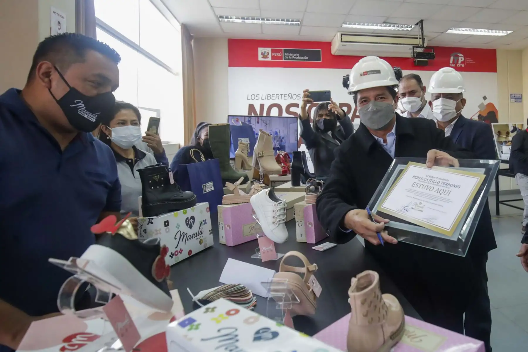 Presidente de la República, Pedro Castillo, inspecciona el Centro de Innovación Productiva y Transferencia Tecnológica de cuero y calzado de Trujillo (CITEccal Trujillo). Foto: ANDINA/ Prensa Presidencia Presidente de la República, Pedro Castillo, inspecciona el Centro de Innovación Productiva y Transferencia Tecnológica de cuero y calzado de Trujillo (CITEccal Trujillo). Foto: ANDINA/ Prensa Presidencia