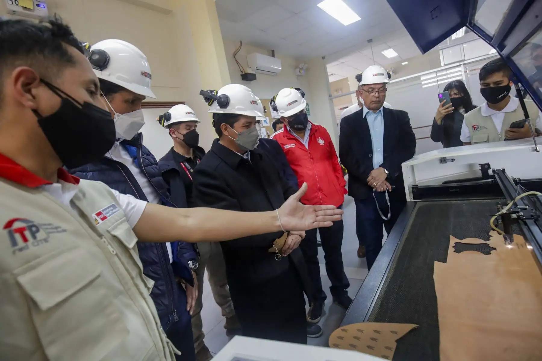 Presidente de la República, Pedro Castillo, inspecciona el Centro de Innovación Productiva y Transferencia Tecnológica de cuero y calzado de Trujillo (CITEccal Trujillo). Foto: ANDINA/ Prensa Presidencia Presidente de la República, Pedro Castillo, inspecciona el Centro de Innovación Productiva y Transferencia Tecnológica de cuero y calzado de Trujillo (CITEccal Trujillo). Foto: ANDINA/ Prensa Presidencia