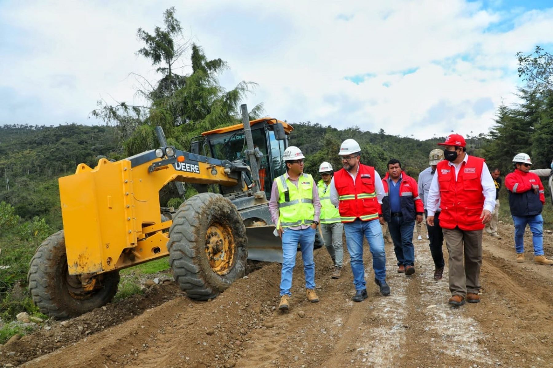 Ministro de Transportes y Comunicaciones, Geiner Alvarado inspecciona obras en la región Amazonas. Foto: Cortesía.