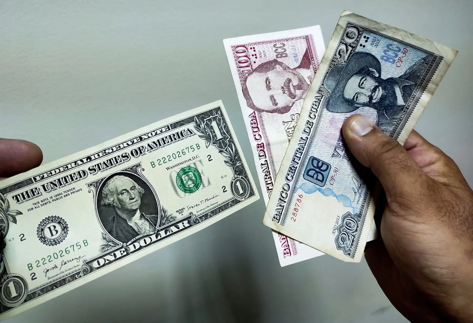 El tipo de cambio que se ha tenido en cuenta (para la venta) se mantiene en 120 pesos cubanos por divisa. Foto: AFP
