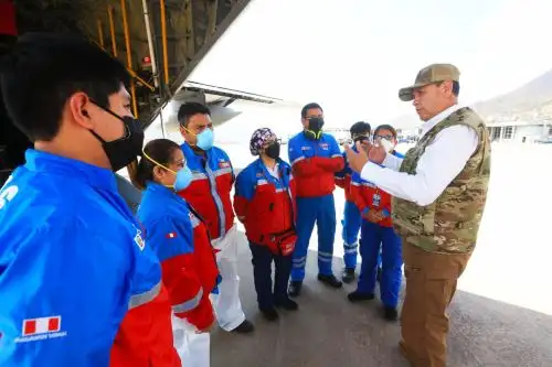 El ministro de Defensa, José Luis Gavidia, encabezó vuelo en el que se trasladó a nueve profesionales del SAMU. Foto: Mindef.