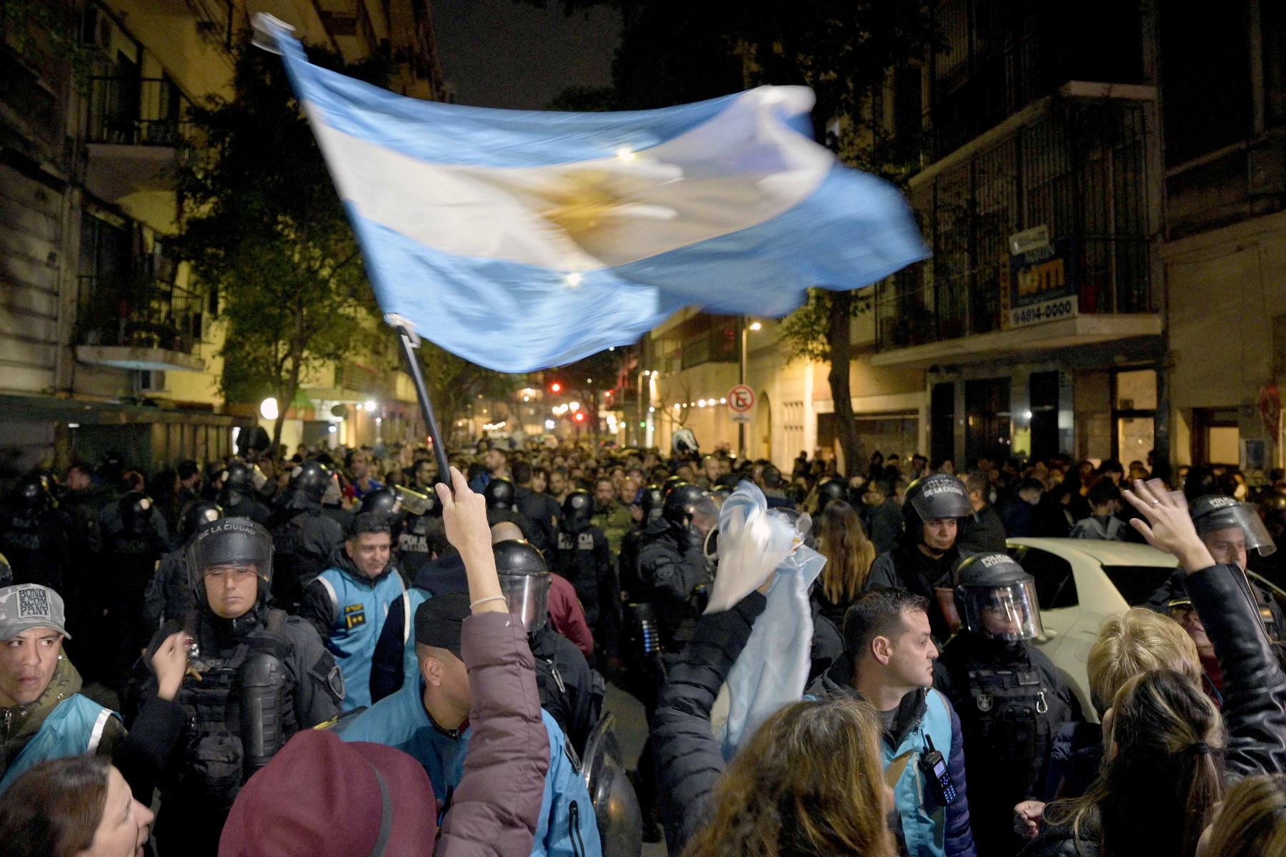 Los empujones entre seguidores de Kirchner que intentaban acercarse a la puerta del edificio y la policía hicieron que los agentes usaran gas lacrimógeno. Foto: AFP