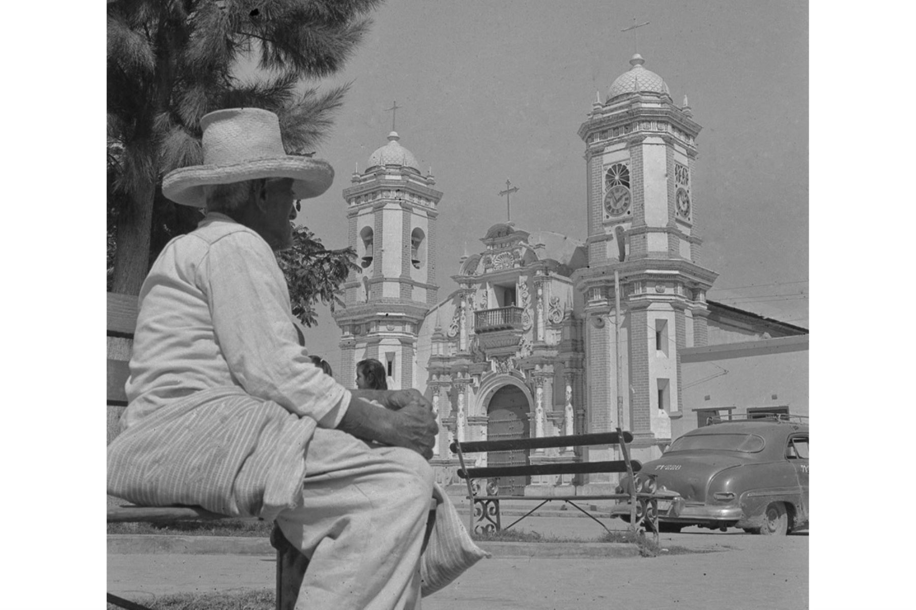 En Ferreñafe, un antiguo poblador a la espera que abran el recinto católico, la iglesia Santa Lucía.Fotografía del libro Alma Lambayecana de los hermanos Quiroga