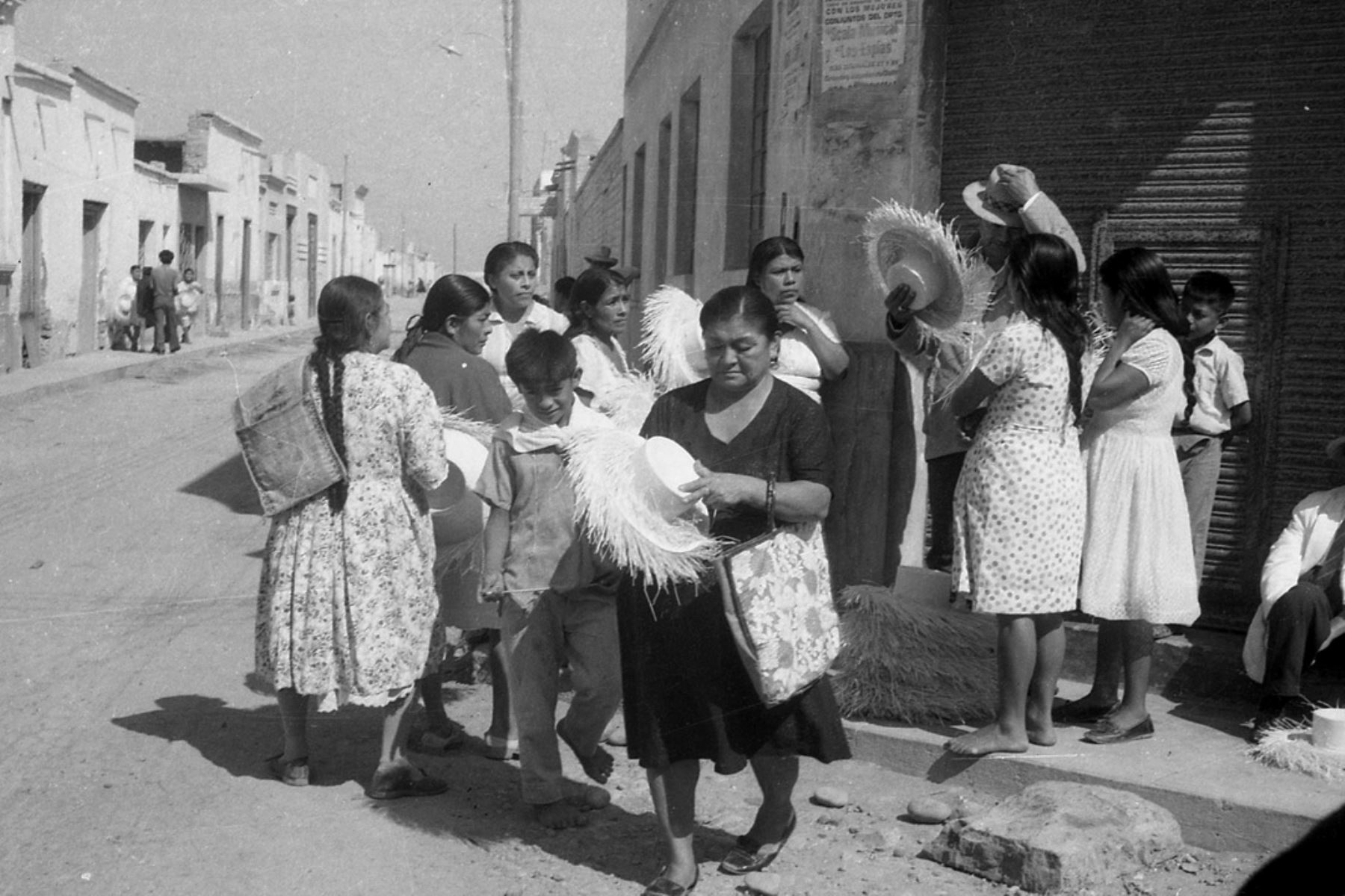 Artesanas de los sombreros de paja de palma macora, en una esquina de Ciudad Eten, a la venta de su producto. Fotografía del libro Alma Lambayecana de los hermanos Quiroga