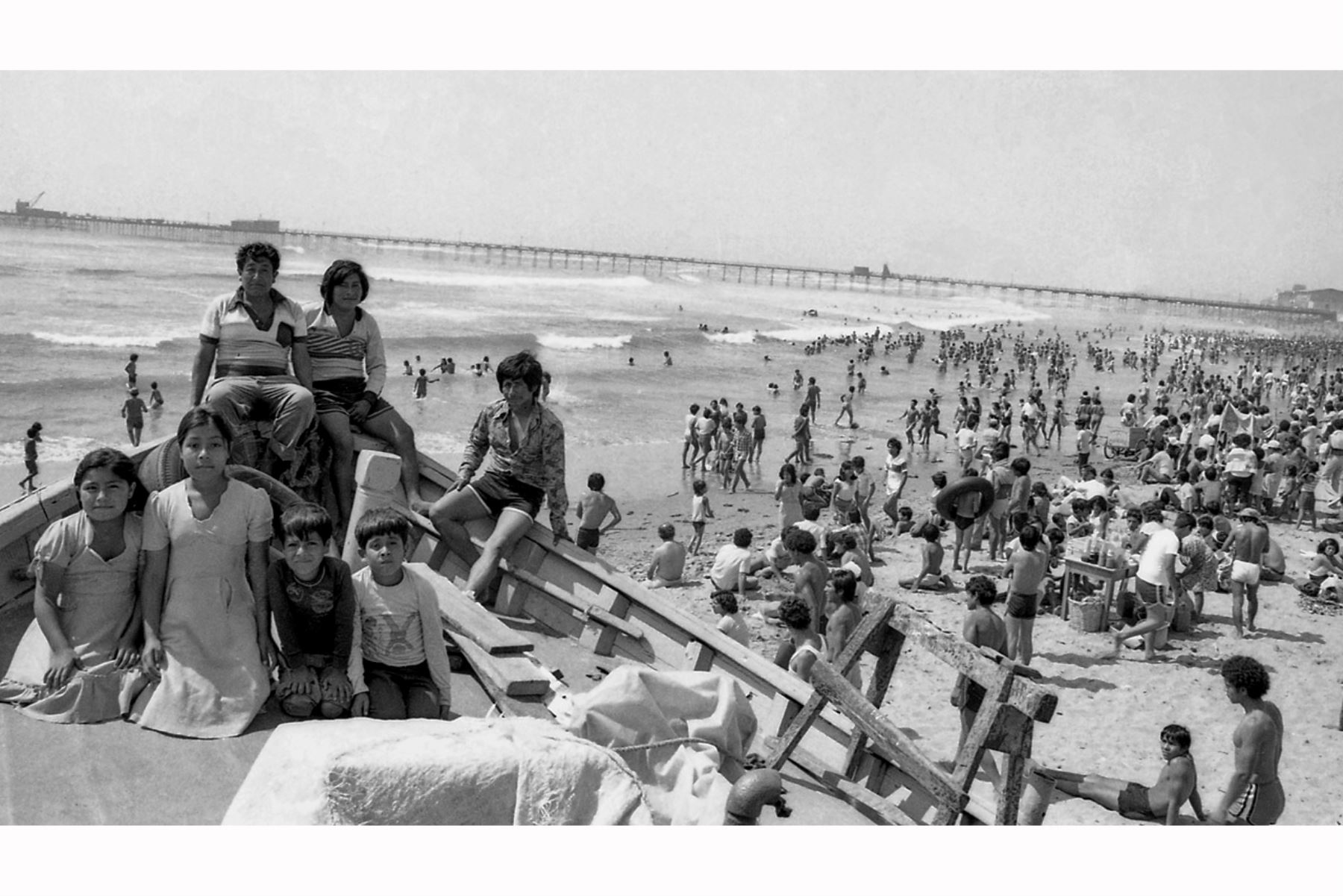 Un verano en Pimentel. Familias enteras “se adueñaban” de las embarcaciones y posaban para el lente de los Quiroga. Al fondo, el tradicional muelle. Fotografía del libro Alma Lambayecana de los hermanos Quiroga