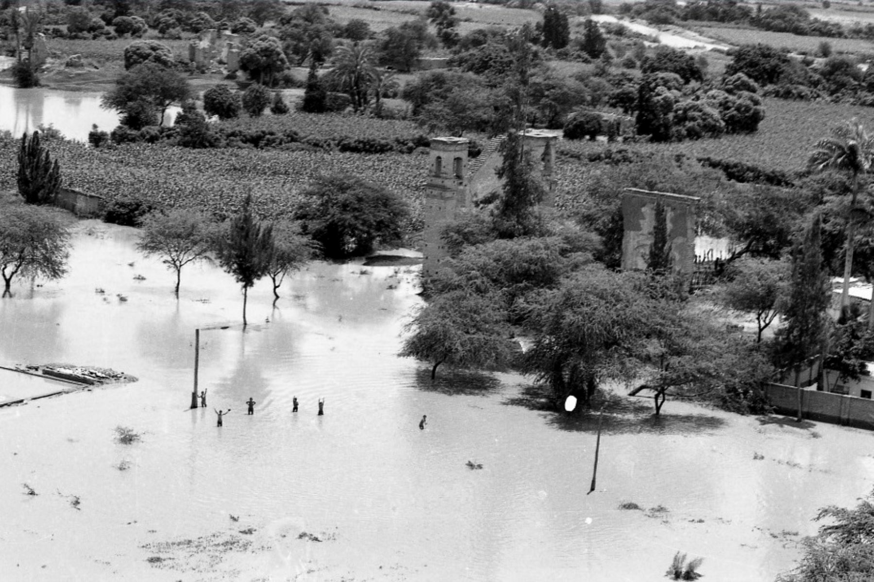 Vista aérea de la inundada zona de Zaña. Obsérvese los restos coloniales y pobladores del lugar alzando las manos en señal de ayuda a los tripulantes de la aeronave desde donde se hizo esta foto.Fotografía del libro Alma Lambayecana de los hermanos Quiroga