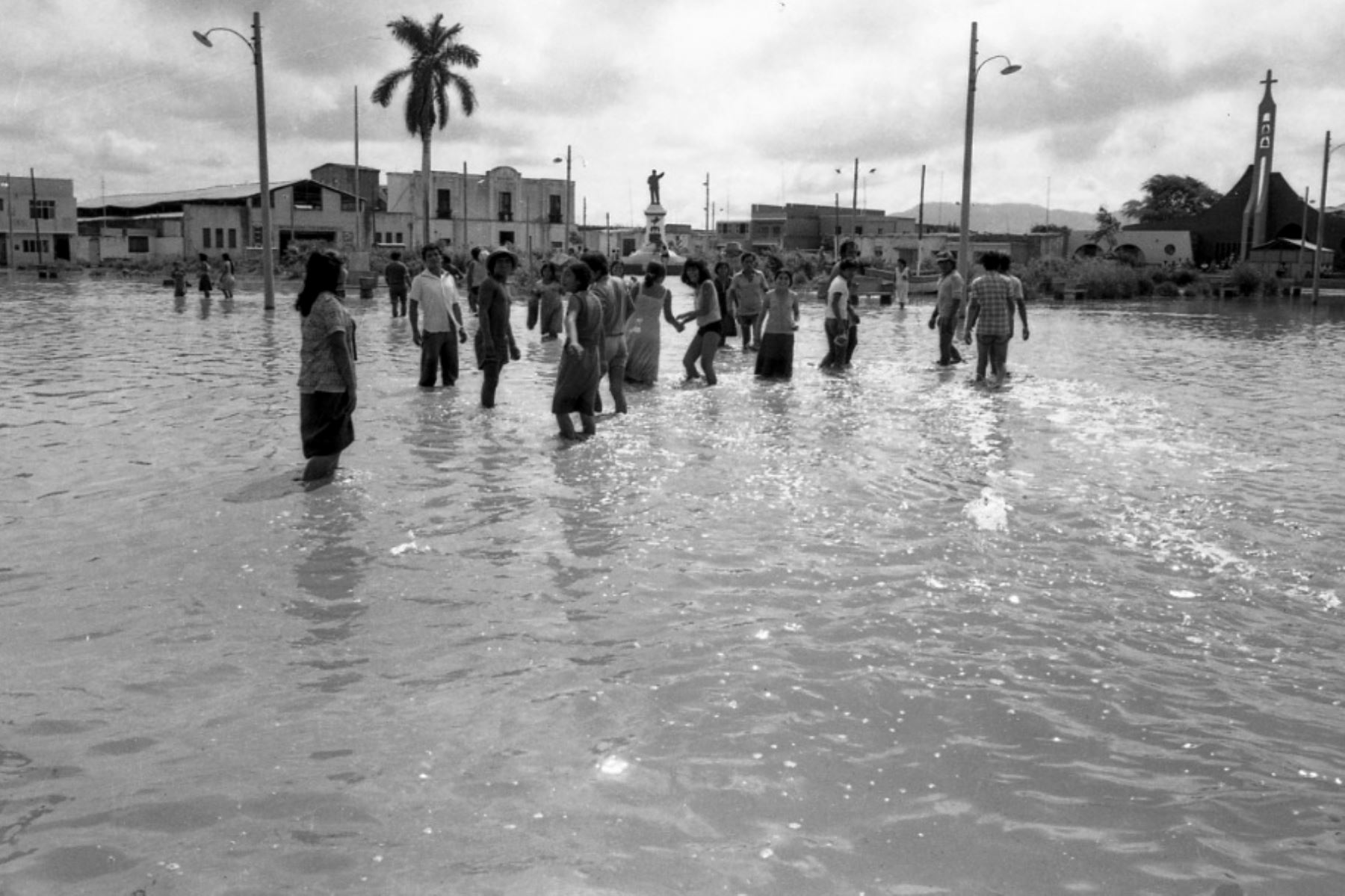 Parque de Ciudad Eten, totalmente inundado en el verano de 1983. Aparte de las lluvias torrenciales del Fenómeno El Niño, el río Eten se desbordó e inundó gran parte de la ciudad, destruyendo sementeras y viviendas. Fotografía del libro Alma Lambayecana de los hermanos Quiroga