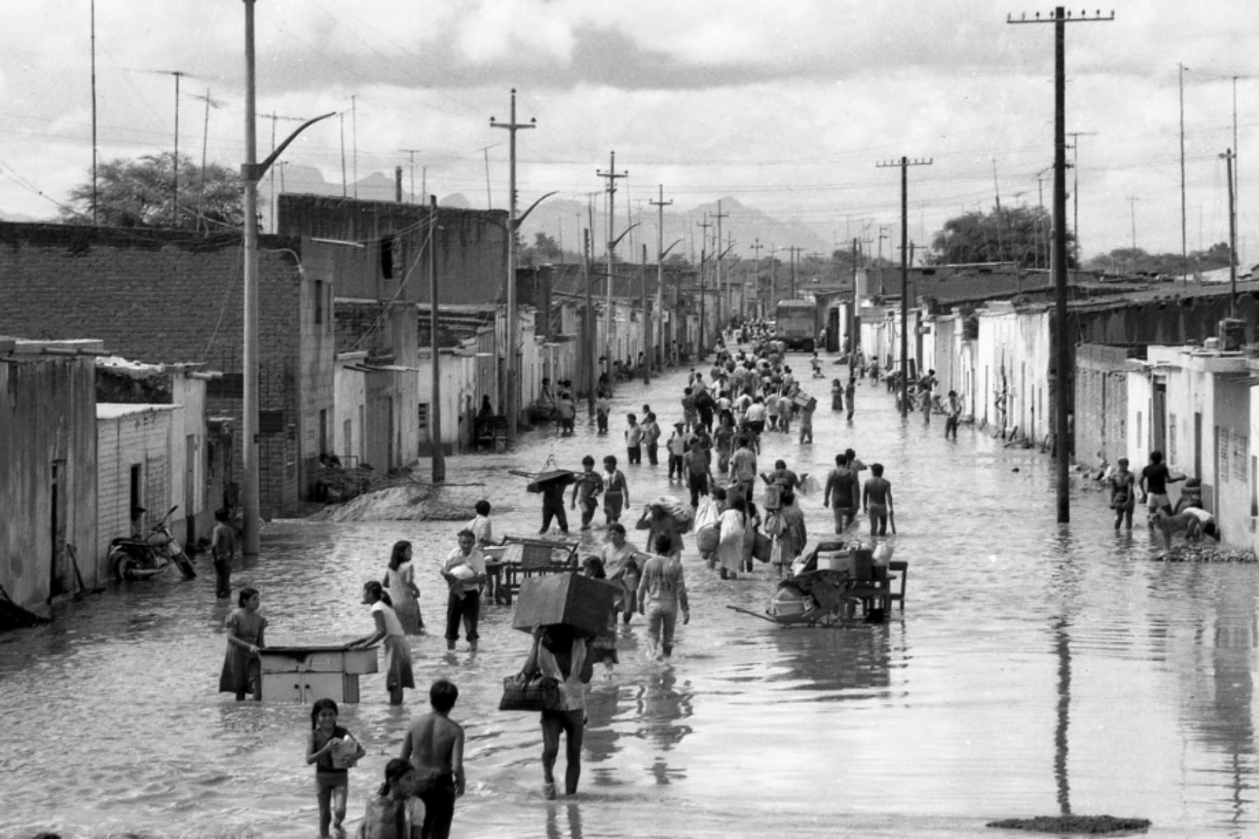 Los distritos al norte de Lambayeque, como Íllimo, Túcume, Pacora y Jayanca, fueron los más afectados por las torrenciales lluvias de 1982-1983, producidas por el Fenómeno El Niño. Fotografía del libro Alma Lambayecana de los hermanos Quiroga