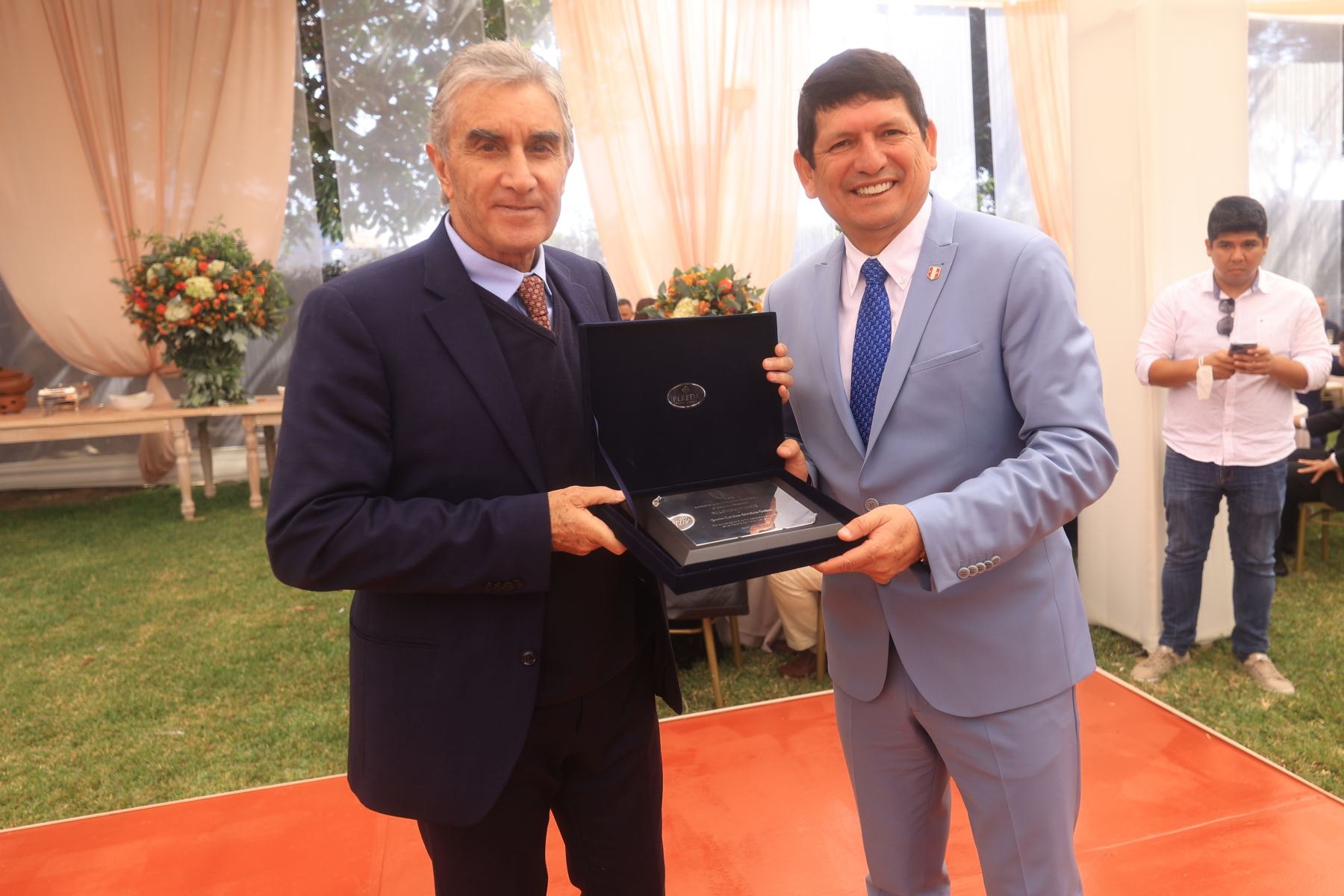 El presidente de la FPF, Agustín Lozano, rindió homenaje a las exglorias del fútbol peruano entre ellas a Juan Carlos Oblitas