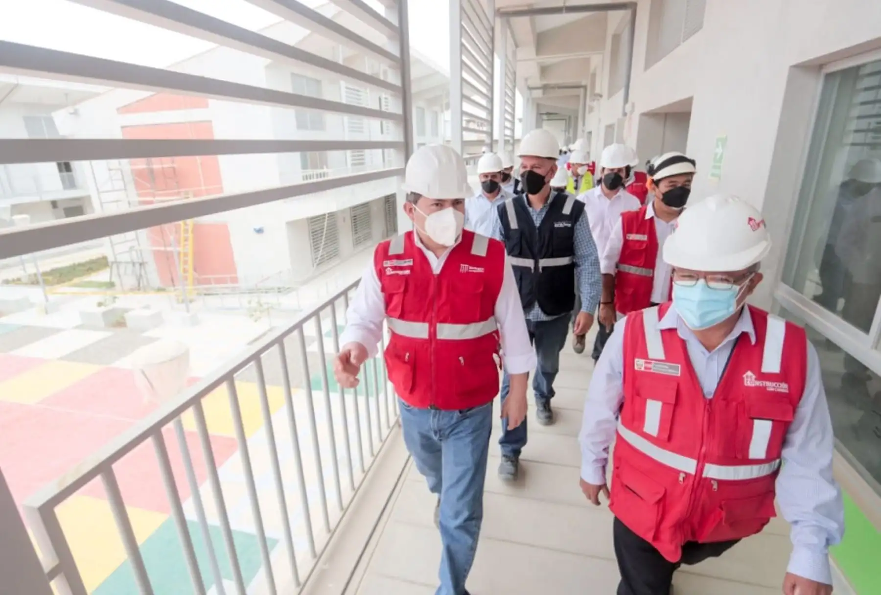 El director ejecutivo de la ARCC presentó el estado de las obras de reconstrucción en Tumbes, en el marco de una reunión de trabajo que sostuvo con el gobernador regional, José Alemán Infante y el congresista Héctor Ventura -en el marco de la Semana de Representación del Parlamento de la República-, entre otros altos funcionarios.