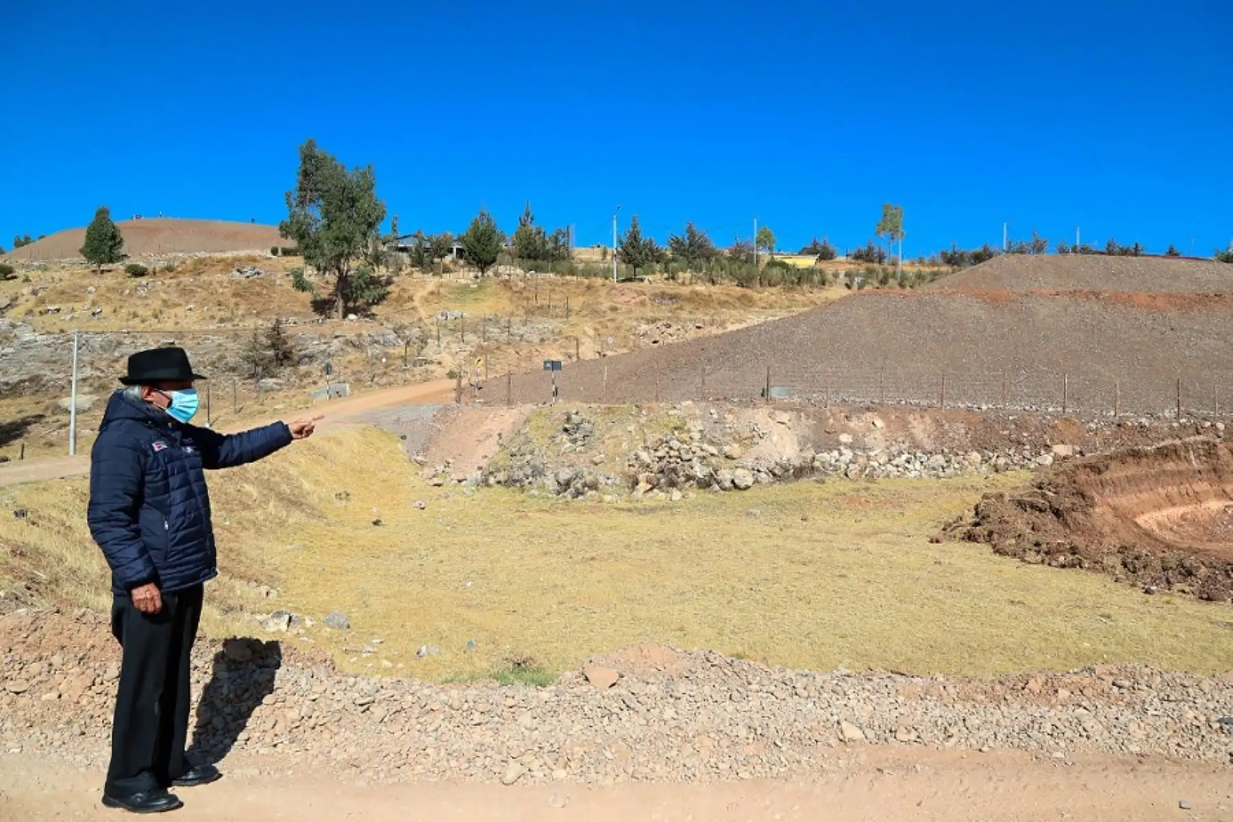 Con una inversión de 3 millones 331,411 soles, el Ministerio del Ambiente (Minam), en coordinación con la Municipalidad Distrital de Yauyos, recuperó 7,900 metros cuadrados de un terreno que durante décadas estuvo contaminado por la mala disposición de residuos sólidos, en la zona conocida como “Macón Sur”, en la comunidad campesina de Tambo, provincia de Jauja, departamento de Junín.