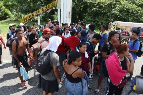 Caravana migrante avanza entre denuncias de robos y violaciones en México.