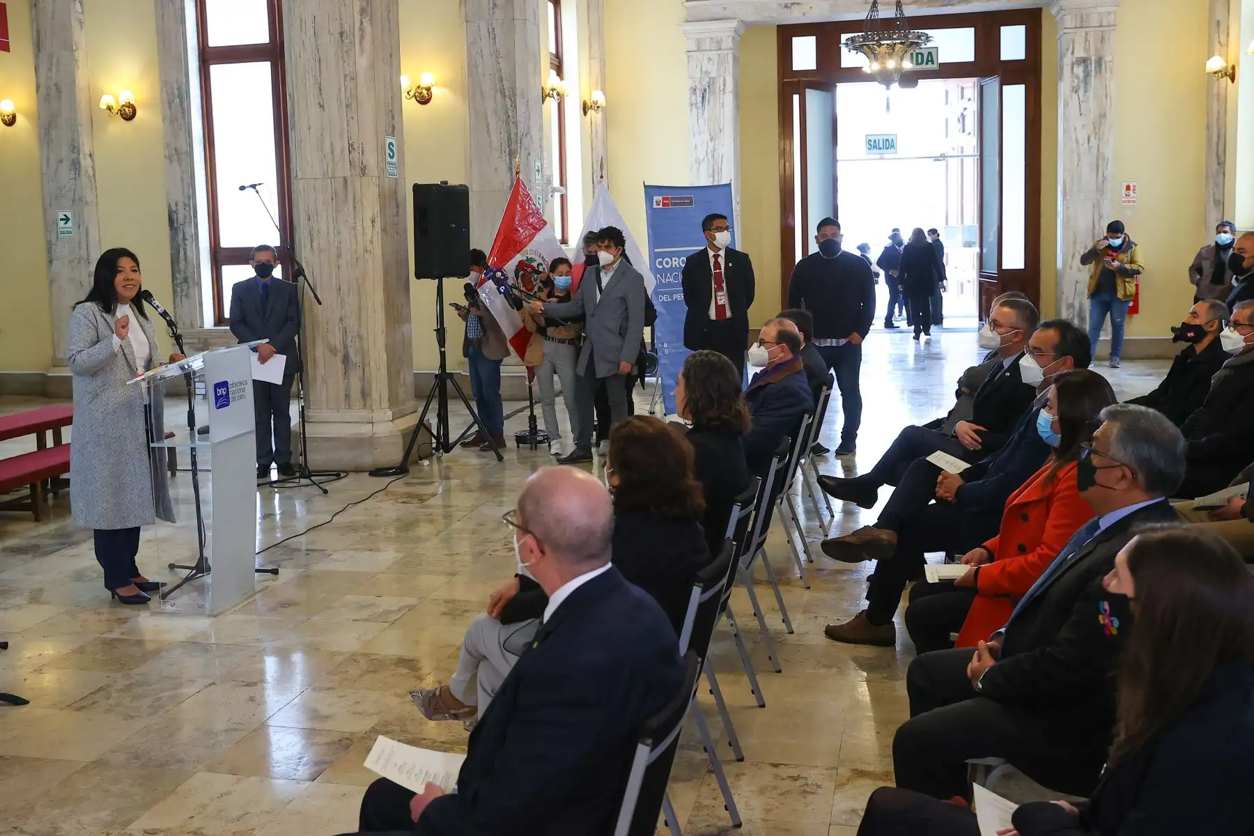 En el marco de las actividades por la celebración de sus 201 años de creación institucional, la Biblioteca Nacional del Perú (BNP) inauguró la exposición “Los libros del libertador en la BNP” en el Hall de la Gran Biblioteca Pública en el Centro de Lima.En la que participó la ministra de Cultura, Betssy Chávez y la directora de la BNP, Fabiola Vergara Rodríguez. Foto: ANDINA/Andrés Valle