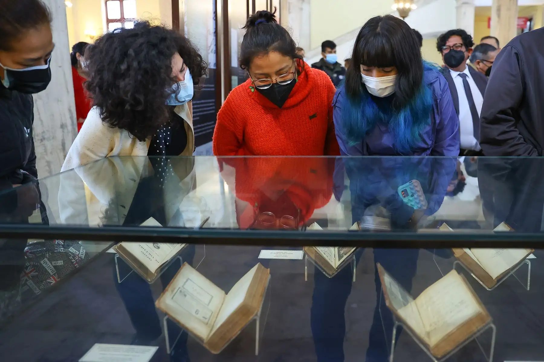 Los títulos que forman parte de la exposición son el legado cultural que dejó el general don José de San Martín al Perú. Además, esta muestra nos da a conocer la formación política y académica del libertador. Foto: ANDINA/Andrés Valle