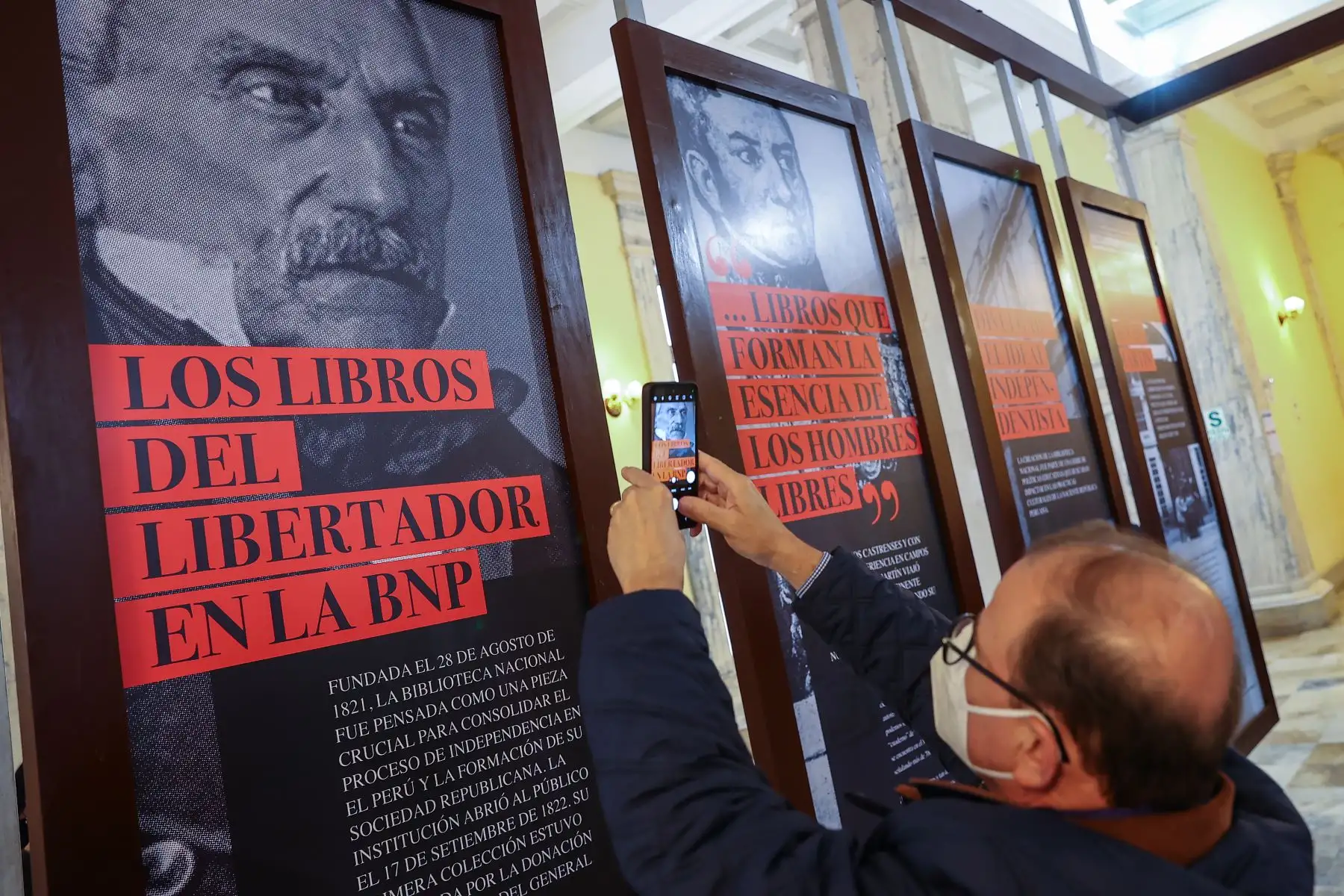 Los títulos que forman parte de la exposición son el legado cultural que dejó el general don José de San Martín al Perú. Además, esta muestra nos da a conocer la formación política y académica del libertador. Foto: ANDINA/Andrés Valle