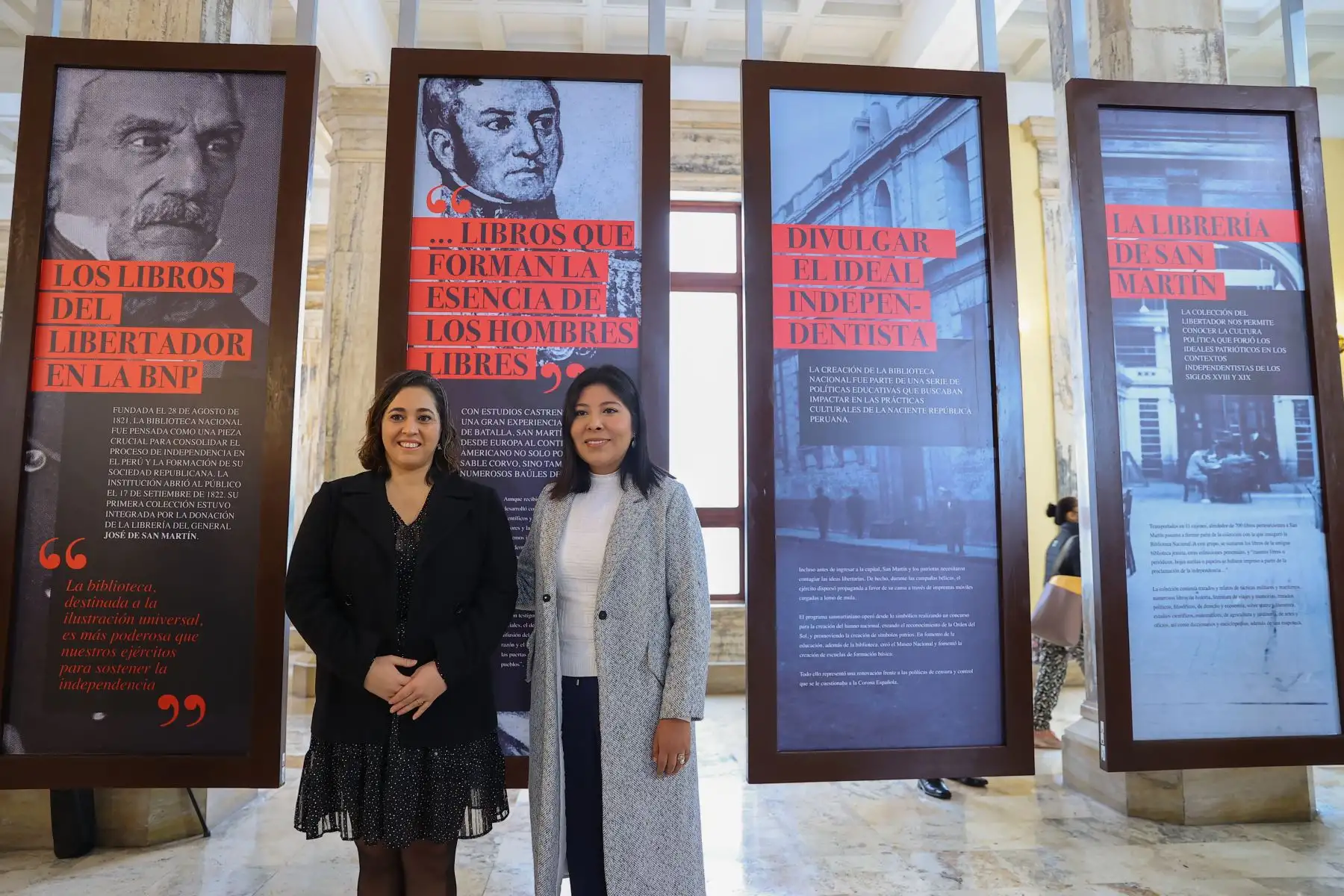 En el marco de las actividades por la celebración de sus 201 años de creación institucional, la Biblioteca Nacional del Perú (BNP) inauguró la exposición “Los libros del libertador en la BNP” en el Hall de la Gran Biblioteca Pública en el Centro de Lima.En la que participó la ministra de Cultura, Betssy Chávez y la directora de la BNP, Fabiola Vergara Rodríguez. Foto: ANDINA/Andrés Valle
