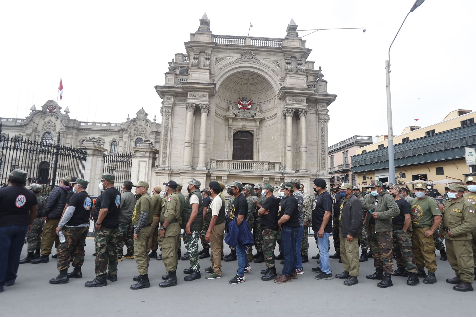 Reservistas llegan a la Plaza Armas e ingresan a Palacio de Gobierno para solicitar sus demandas.
Foto: ANDINA/Renato Pajuelo