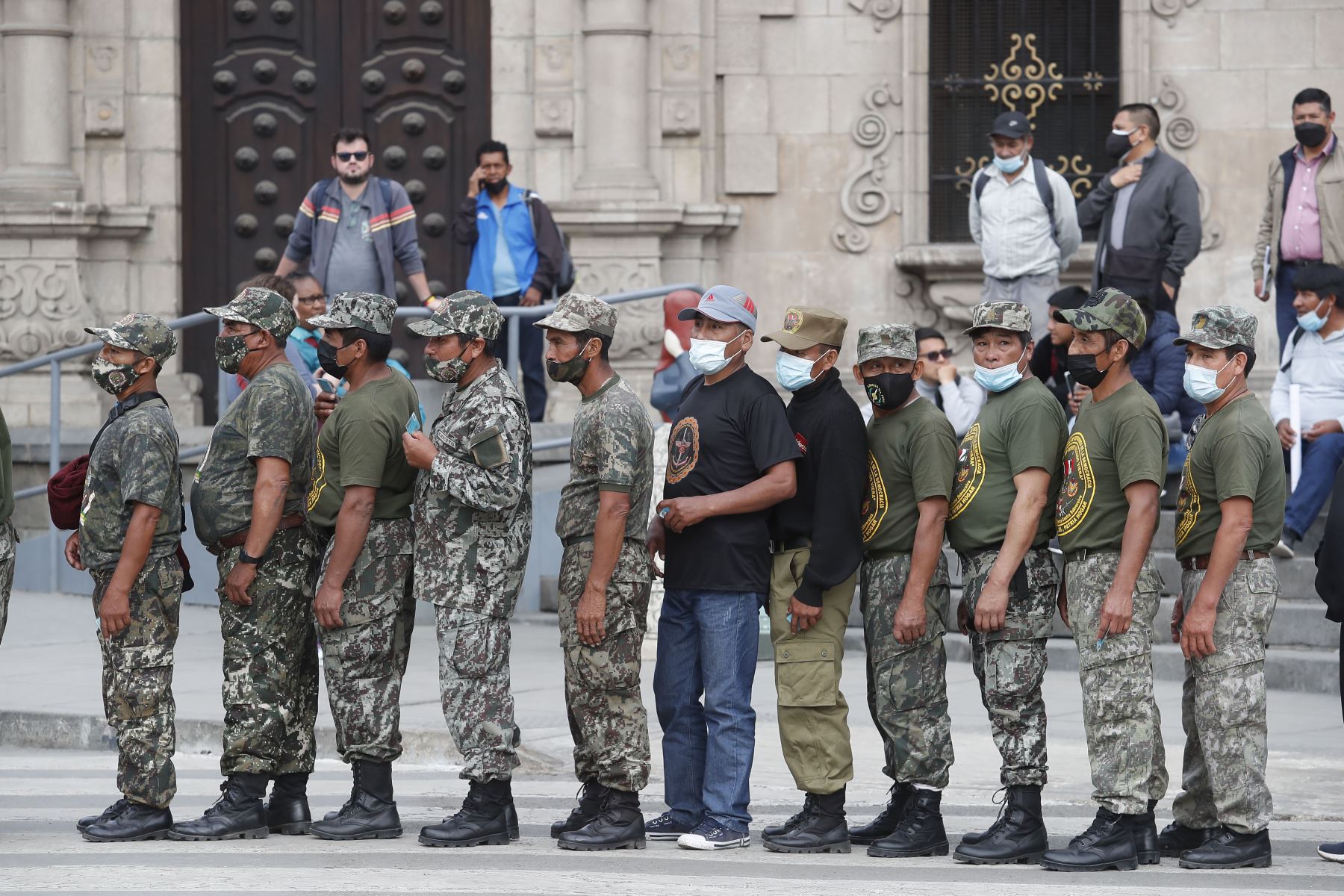 Reservistas llegan a la Plaza Armas e ingresan a Palacio de Gobierno para solicitar sus demandas.
Foto: ANDINA/ Renato Pajuelo