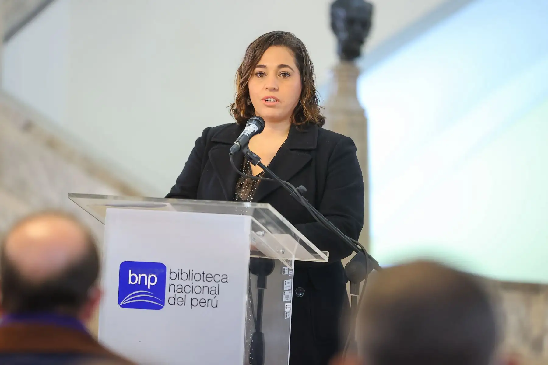 En el marco de las actividades por la celebración de sus 201 años de creación institucional, la Biblioteca Nacional del Perú (BNP) inauguró la exposición “Los libros del libertador en la BNP” en el Hall de la Gran Biblioteca Pública en el Centro de Lima.En la que participó la ministra de Cultura, Betssy Chávez y la directora de la BNP, Fabiola Vergara Rodríguez. 
Foto: ANDINA/Andrés Valle
