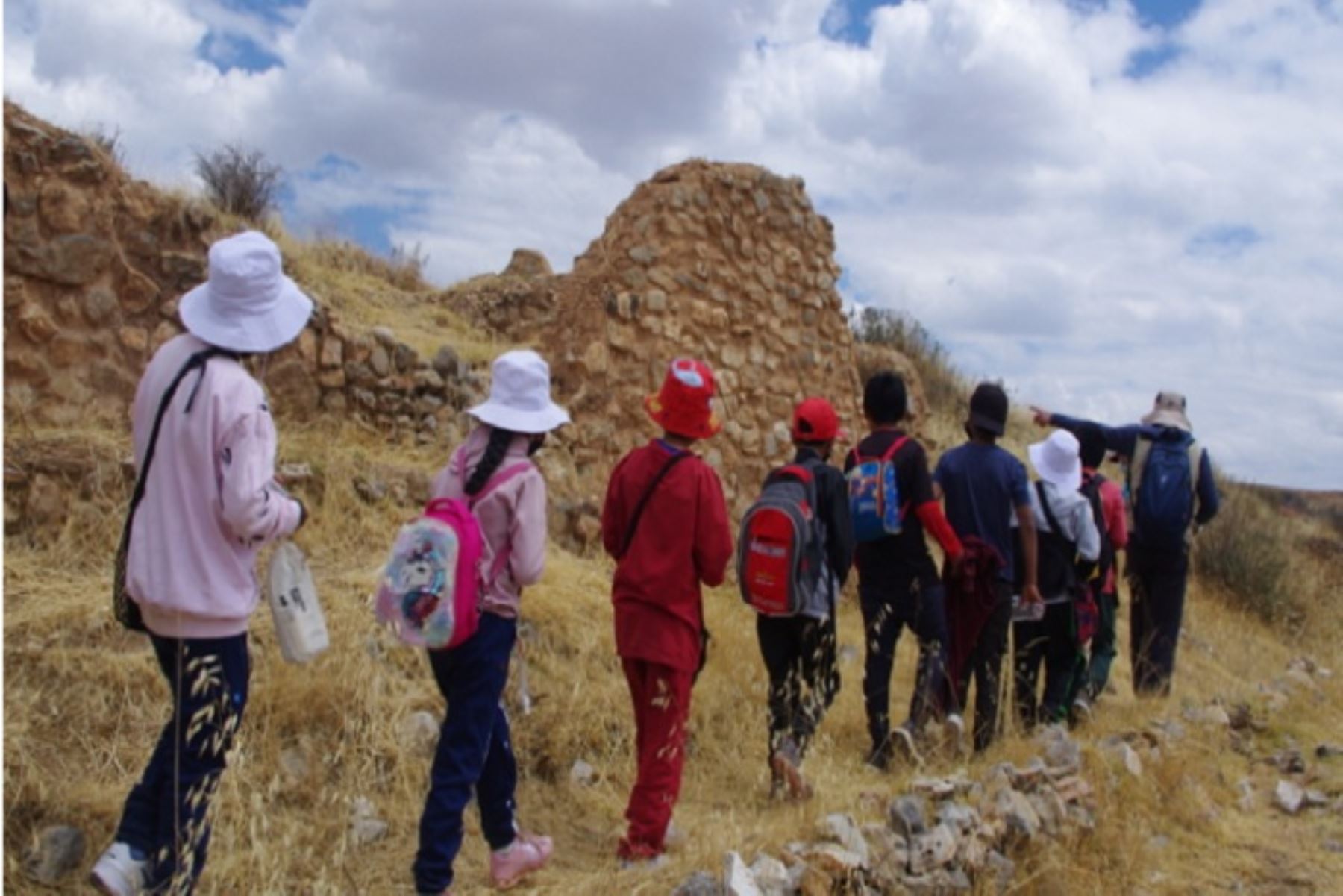 Escolares jaujinos visitaron los sitios arqueológicos Hatun Xauxa y Shushunya, en la región Junín. Foto: Mincul