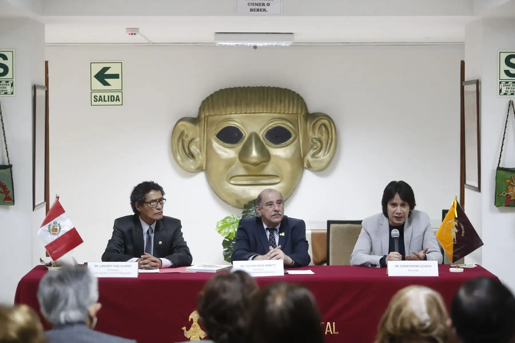 Presentan el libro ‘Alma lambayecana’ de Larcery Díaz Suárez en el Club Departamental Lambayeque. En la actividad, además de Díaz Suárez, participan el presidente del club, Víctor Baca Minetti, y el periodista Christopher Acosta. Foto: ANDINA/ Renato Pajuelo.