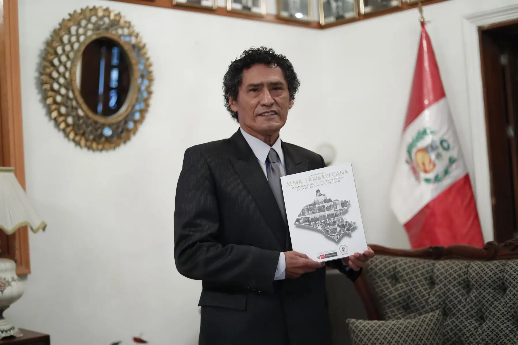 Presentan el libro ‘Alma lambayecana’ de Larcery Díaz Suárez en el Club Departamental Lambayeque. En la actividad, además de Díaz Suárez, participan el presidente del club, Víctor Baca Minetti, y el periodista Christopher Acosta. Foto: ANDINA/ Renato Pajuelo.