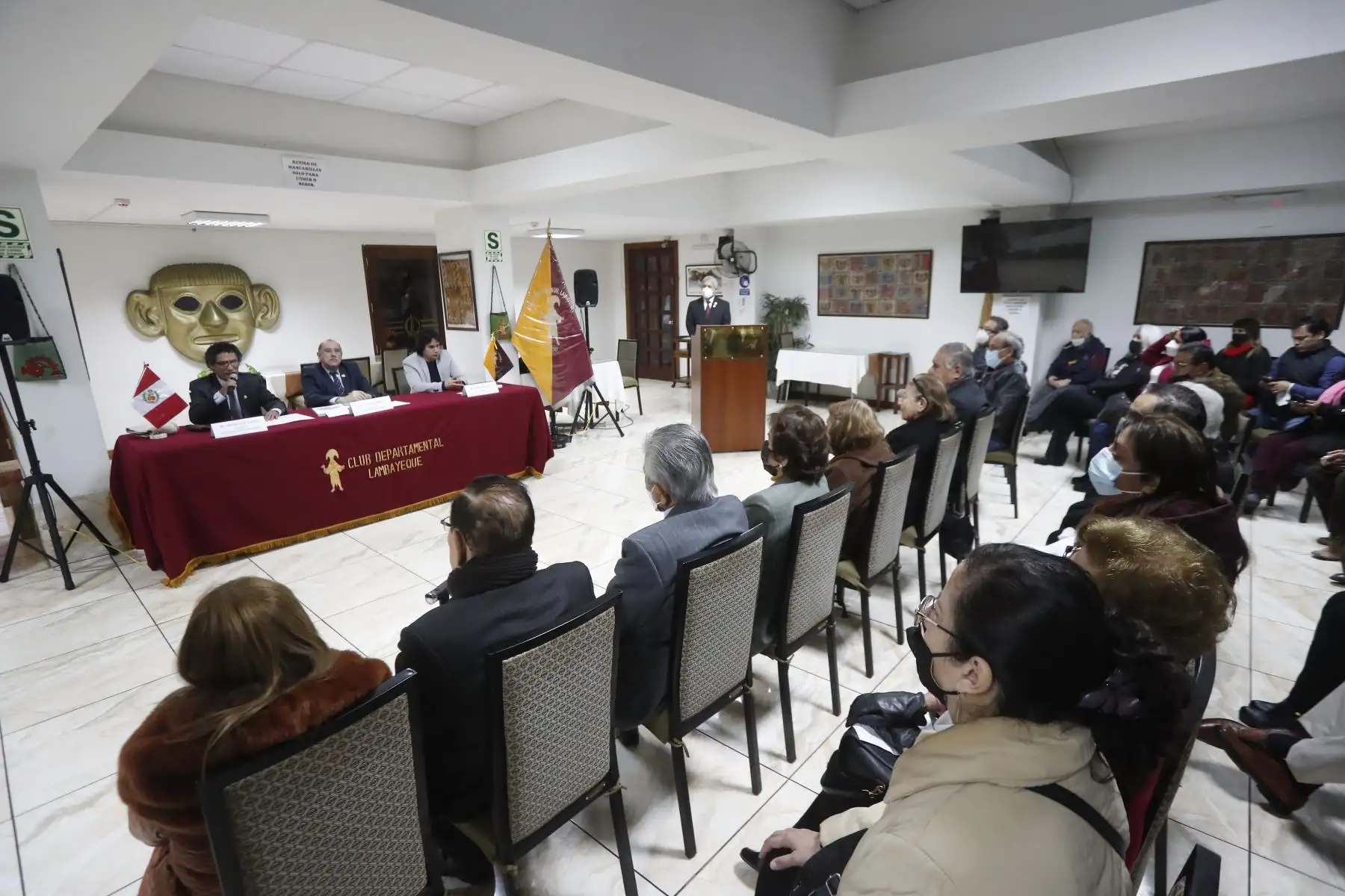 Presentan el libro ‘Alma lambayecana’ de Larcery Díaz Suárez en el Club Departamental Lambayeque. En la actividad, además de Díaz Suárez, participan el presidente del club, Víctor Baca Minetti, y el periodista Christopher Acosta. Foto: ANDINA/ Renato Pajuelo.