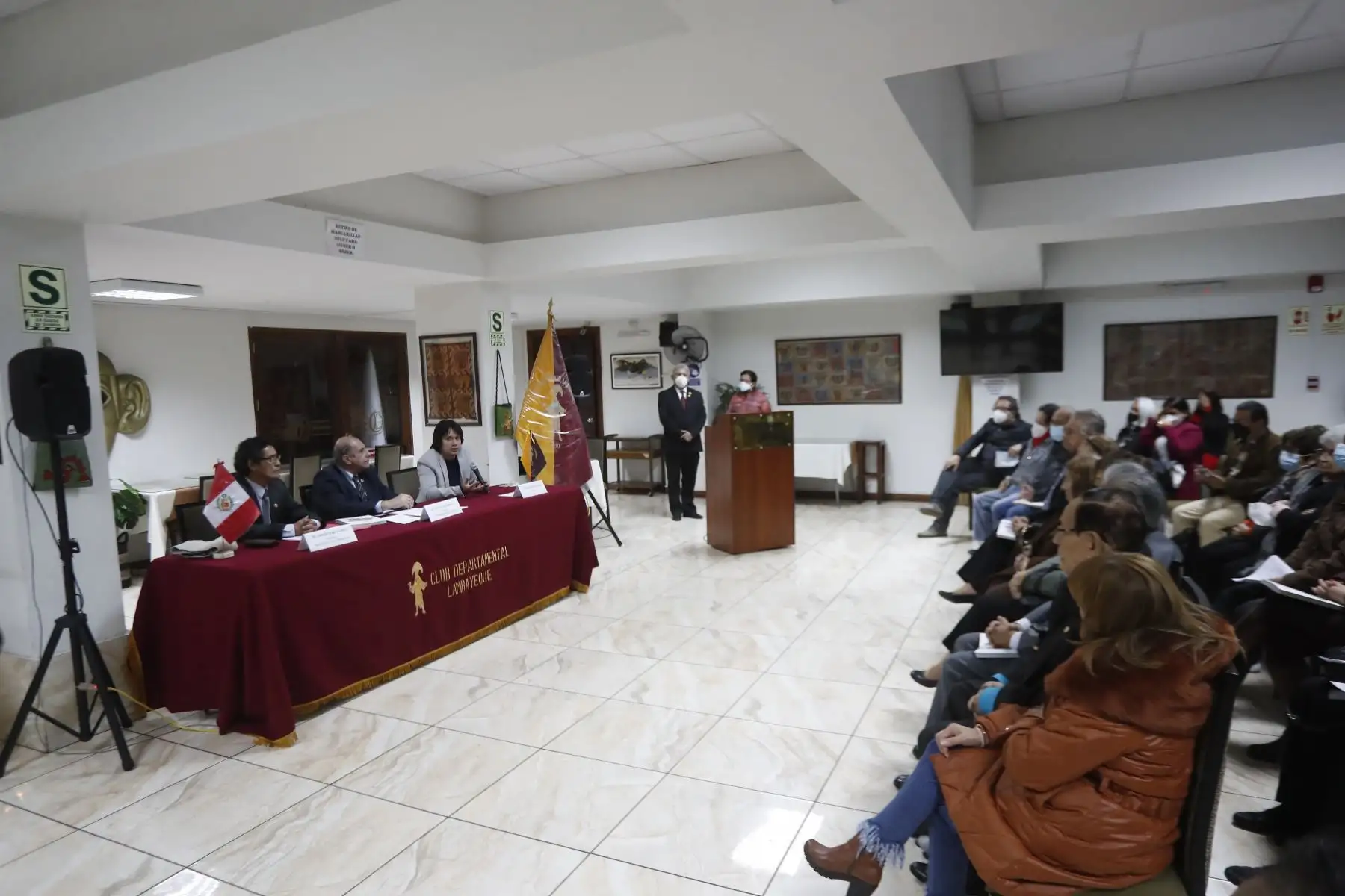 Presentan el libro ‘Alma lambayecana’ de Larcery Díaz Suárez en el Club Departamental Lambayeque. En la actividad, además de Díaz Suárez, participan el presidente del club, Víctor Baca Minetti, y el periodista Christopher Acosta. Foto: ANDINA/ Renato Pajuelo.