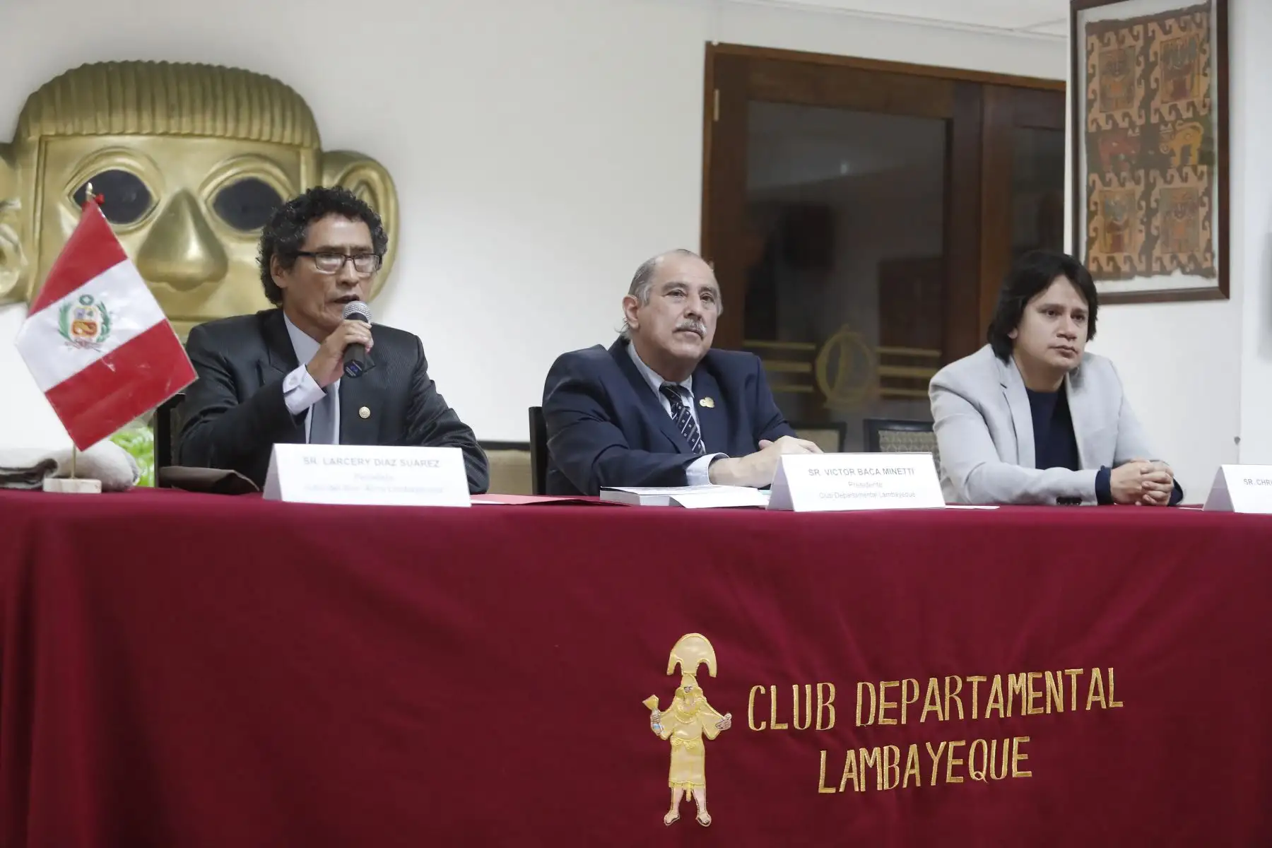 Presentan el libro ‘Alma lambayecana’ de Larcery Díaz Suárez en el Club Departamental Lambayeque. En la actividad, además de Díaz Suárez, participan el presidente del club, Víctor Baca Minetti, y el periodista Christopher Acosta. Foto: ANDINA/ Renato Pajuelo.