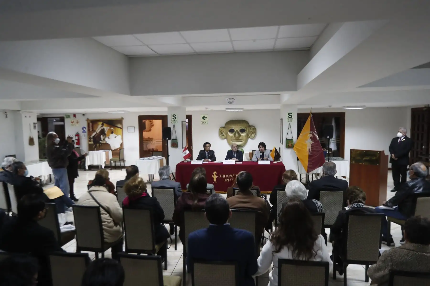 Presentan el libro ‘Alma lambayecana’ de Larcery Díaz Suárez en el Club Departamental Lambayeque. En la actividad, además de Díaz Suárez, participan el presidente del club, Víctor Baca Minetti, y el periodista Christopher Acosta. Foto: ANDINA/ Renato Pajuelo.