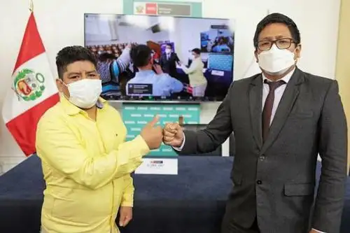 Ciudadano Luis Fermín Tenorio junto al ministro de Salud, Jorge López Peña. Foto: ANDINA/Minsa.