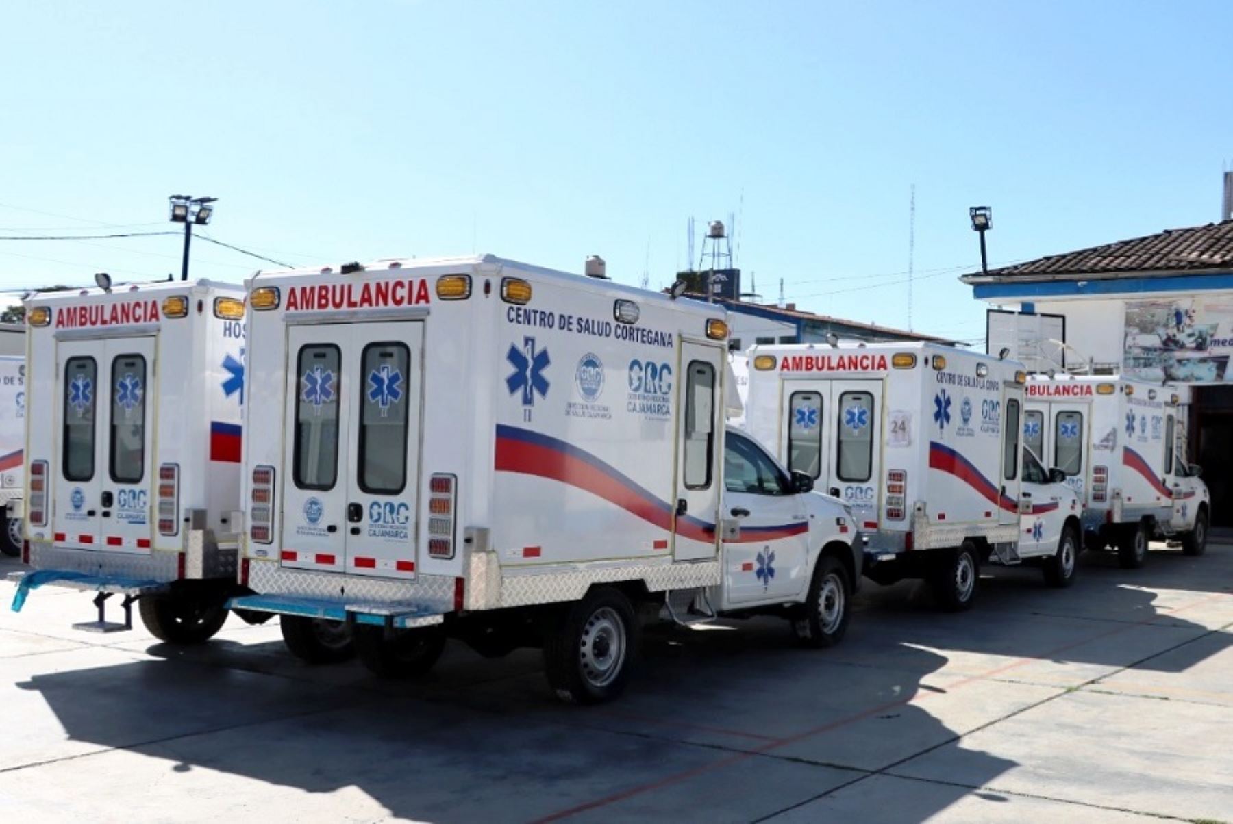 La Dirección Regional de Salud de Cajamarca, recibió 42 ambulancias adquiridas por el gobierno regional con una inversión de 15 millones de soles y que serán distribuidas en los establecimientos de salud de las 13 provincias que conforman este departamento.