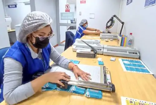 La planta de impresión del Documento Nacional de Identidad (DNI) en Arequipa atenderá, desde el 1 de setiembre, la demanda de impresión de los departamentos de Moquegua y Tacna, lo que permitirá acortar el tiempo de procesamiento y emisión de este importante documento en beneficio de los ciudadanos de ambas regiones del sur peruano.