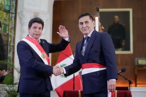 El presidente Pedro Castillo juramentó esta tarde a Richard Washington Tineo Quispe como nuevo ministro de Defensa. Foto: ANDINA/Prensa Presidencia.