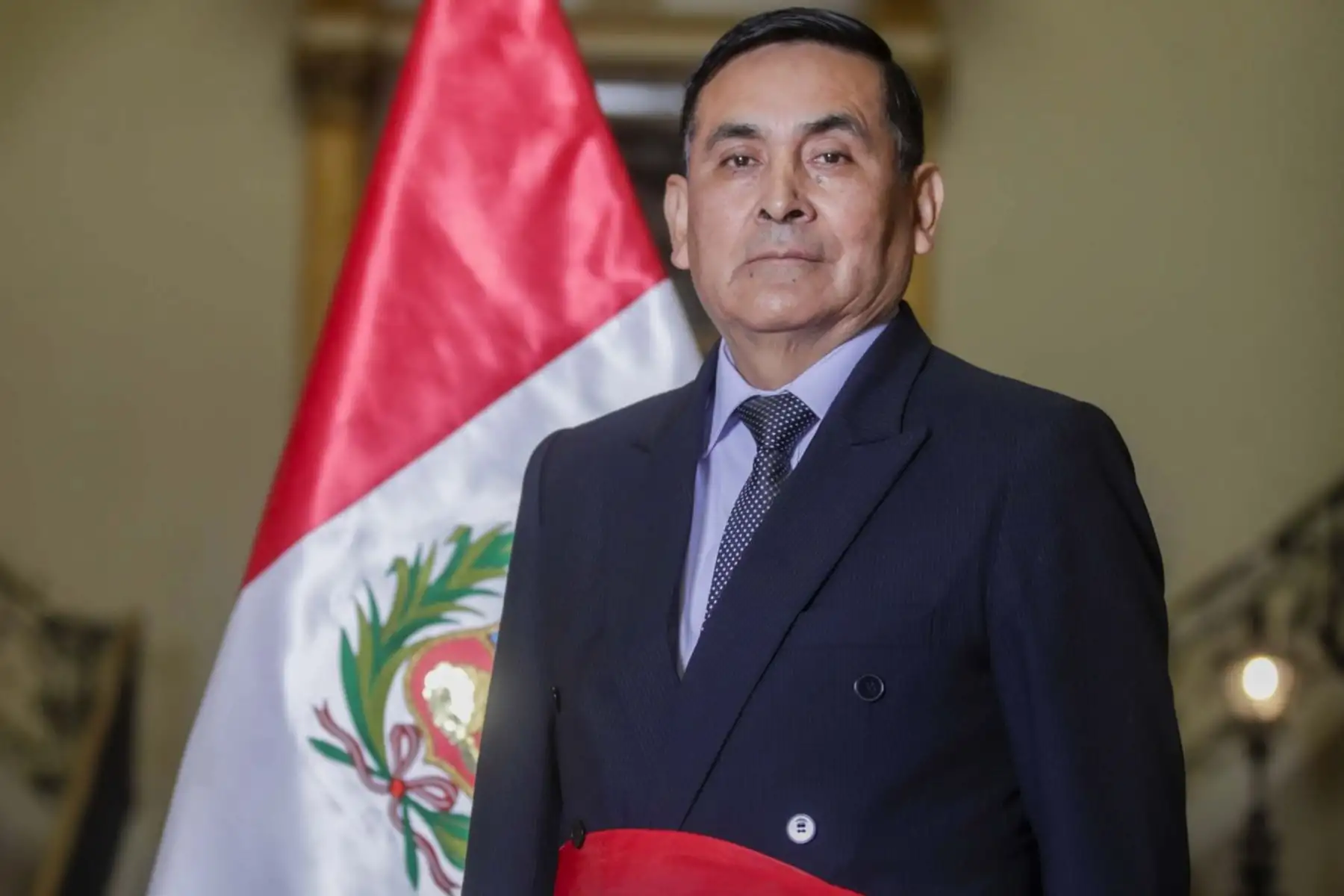 El nuevo ministro de Defensa, Richard Washington Tineo Quispe, es abogado y licenciado en Ciencias Militares con mención en Ingeniería de Telecomunicaciones. Es magister en Gestión Pública por la Universidad ESAN y posee un doctorado en Derecho por la Universidad Nacional Federico Villareal (titulación en trámite). Foto: ANDINA/Prensa Presidencia
