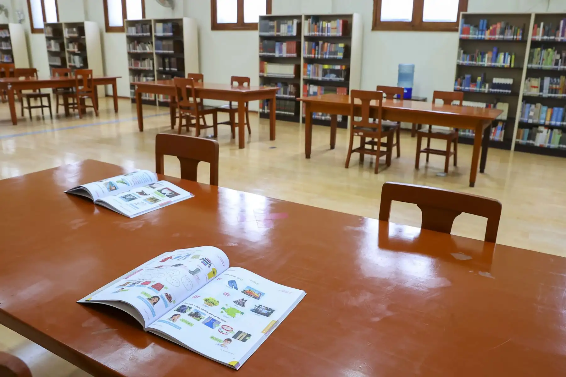 En los últimos meses, la Biblioteca Nacional del Perú (BNP) ha logrado la creación de 14 redes bibliotecarias. Y promovió que vía ordenanzas municipales se crearan medio centenar de bibliotecas, que deberán implementar las próximas autoridades edilicias que se elegirán en los comicios de octubre. Entre los planes para Lima está el de habilitar al 2024 el 100% de los ser- vicios de la Gran Biblioteca Pública de Lima (GBPL).
Foto: ANDINA/Andrés Valle
