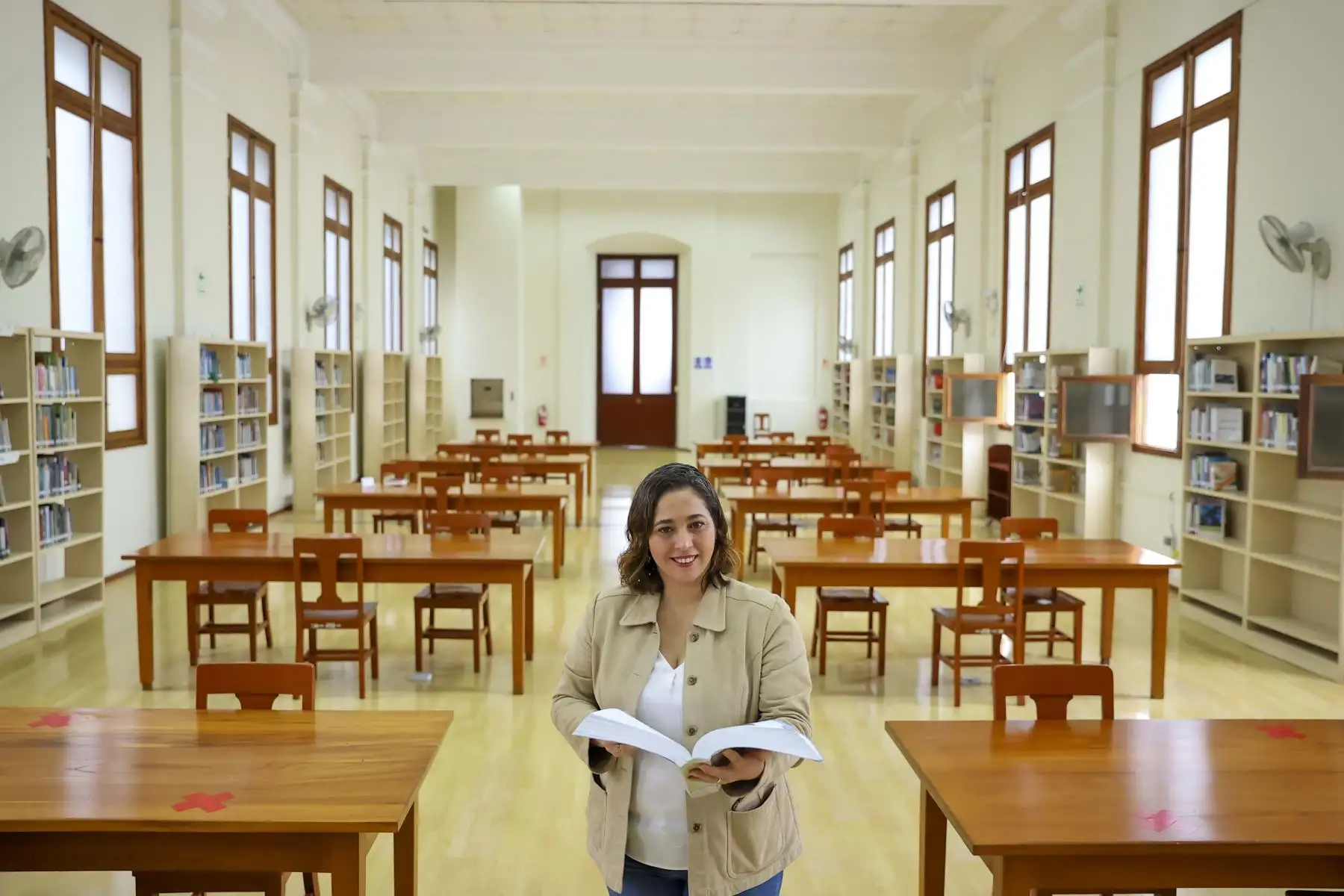 La Biblioteca Nacional del Perú cumple 201 años de servicio. Busca fomentar la descentralización del libro mediante la creación de un mayor número de bibliotecas públicas a escala nacional y la diversificación de sus servicios, destaca Fabiola Vergara quien ha cumplido nueve meses como jefa institucional de la BNP. 
Foto: ANDINA/Andrés Valle