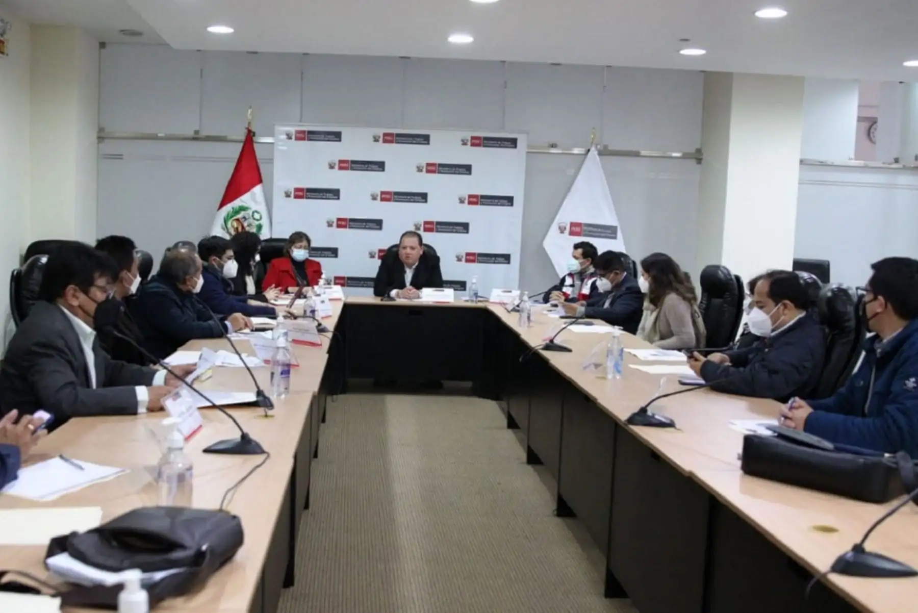 Viceministro de Promoción del Empleo y Capacitación Laboral del MTPE, Adolfo Vizcarra Kusien, instaló el grupo de trabajo para la promoción y formalización del autoempleo productivo en condiciones de trabajo decente. Foto: cortesía.