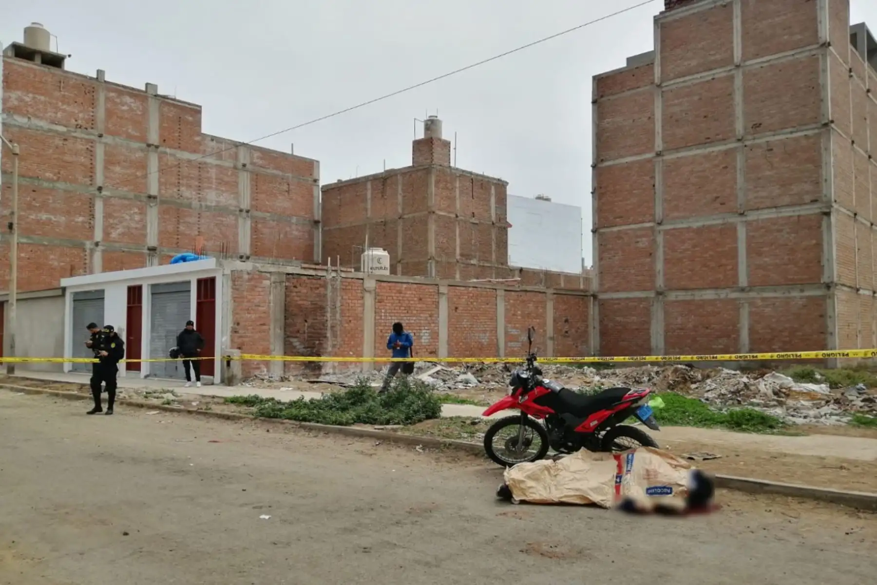 El suboficial PNP Richard Domínguez iba en su moto cuando fue interceptado por un grupo de sicarios que le disparó a quemarropa. Foto: ANDINA/Difusión